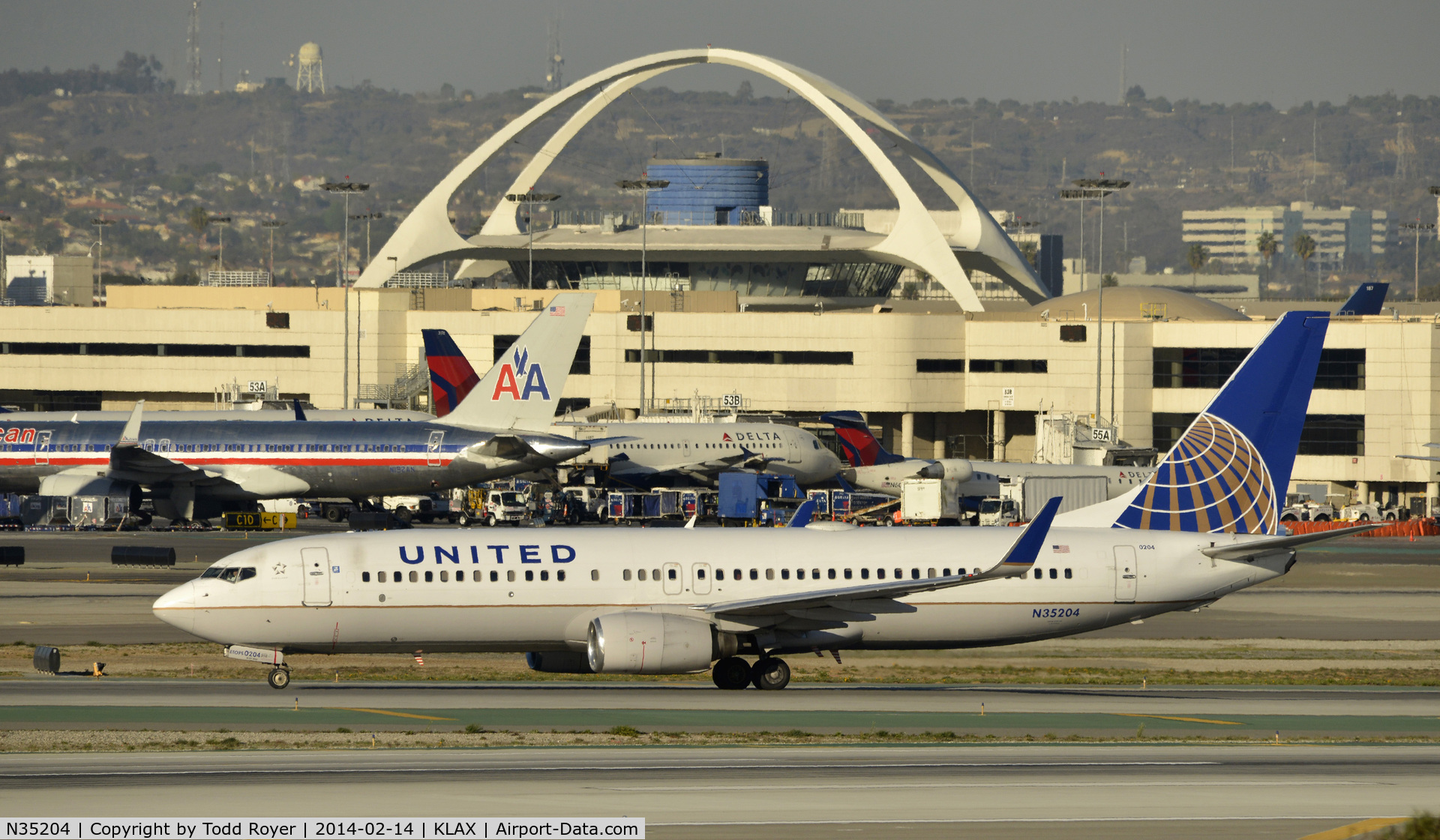 N35204, 2000 Boeing 737-824 C/N 30576, Taxiing to gate at LAX