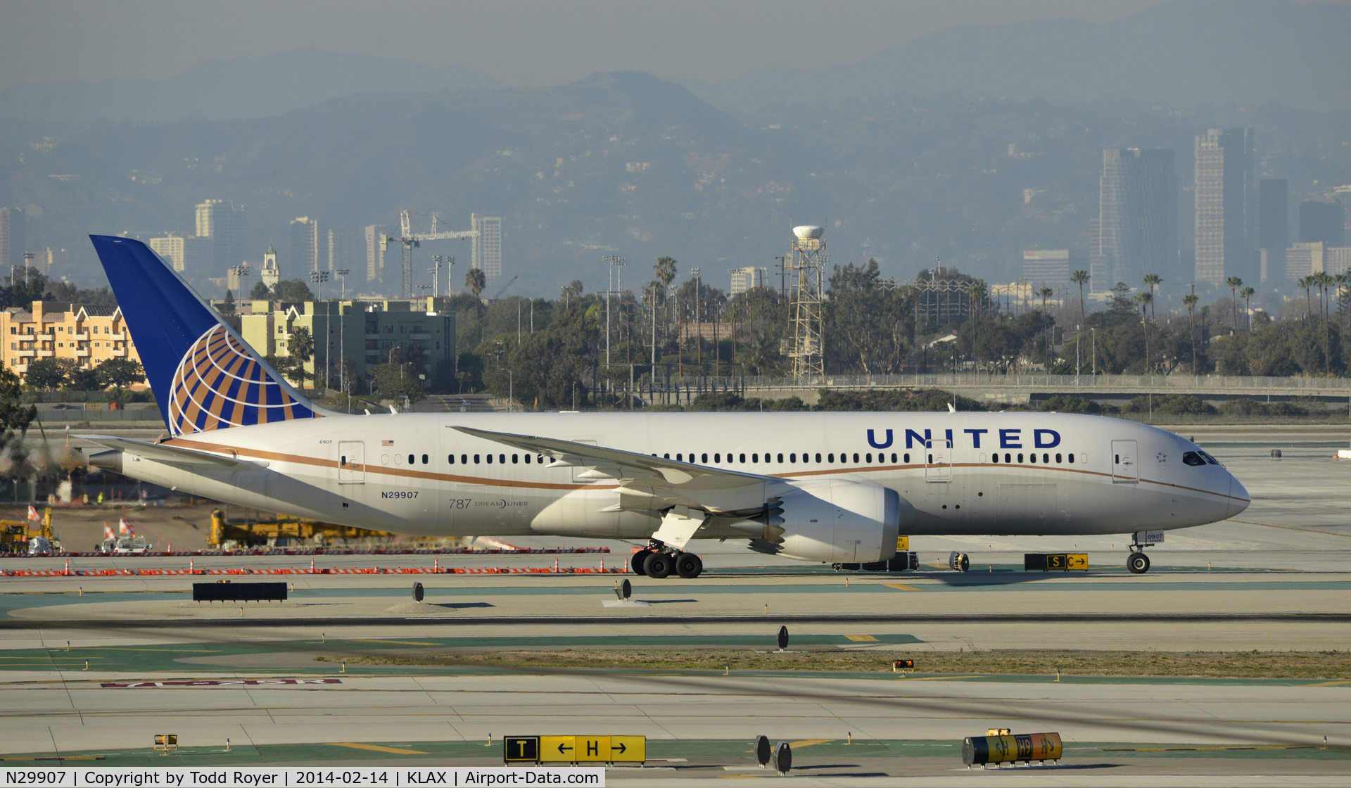 N29907, 2013 Boeing 787-8 Dreamliner C/N 34830, Taxiing to gate at LAX
