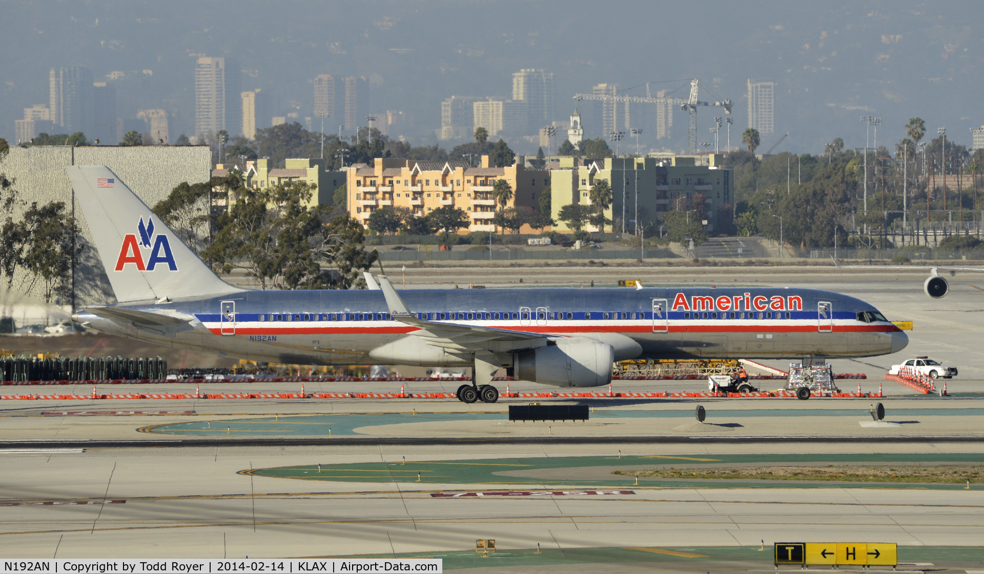 N192AN, 2001 Boeing 757-223 C/N 32386, Taxiing to gate at LAX