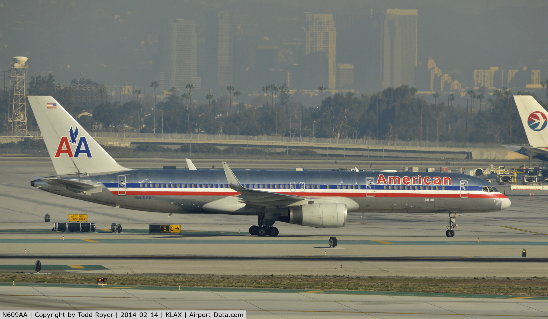 N609AA, 1996 Boeing 757-223 C/N 27447, Taxiing to gat at LAX