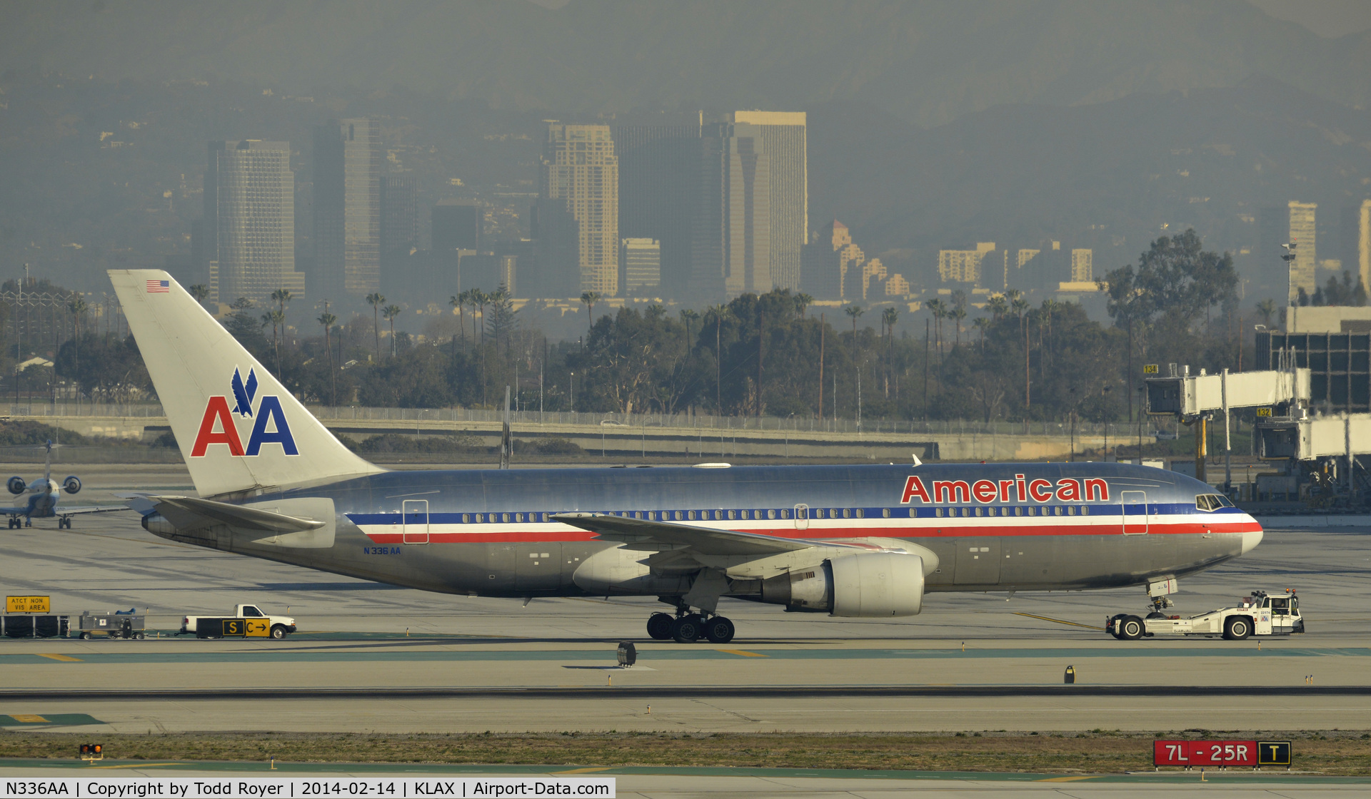 N336AA, 1987 Boeing 767-223 C/N 22334, Taxiing to gate at LAX
