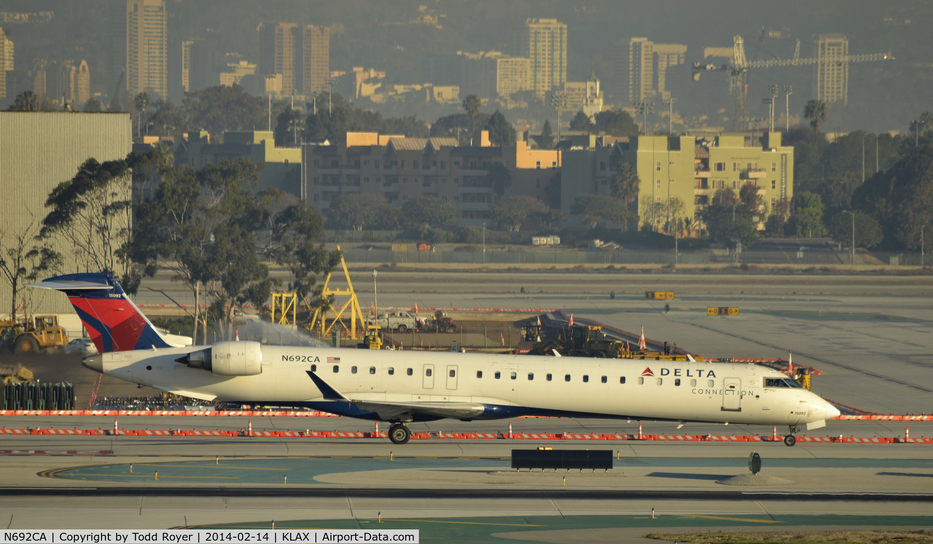 N692CA, 2006 Bombardier CRJ-900ER (CL-600-2D24) C/N 15092, Taxiing to gate at LAX