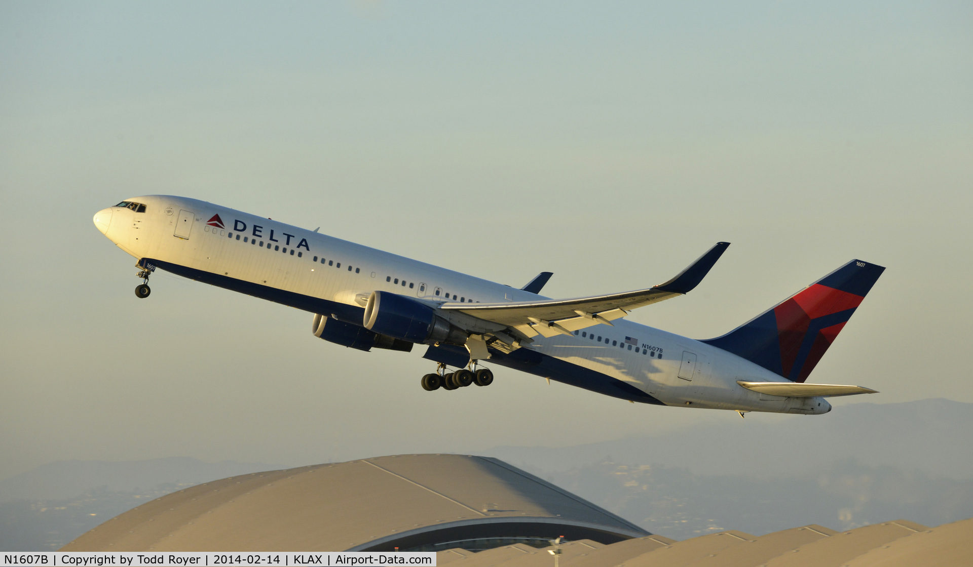 N1607B, 2000 Boeing 767-332 C/N 30388, Departing LAX on 25R