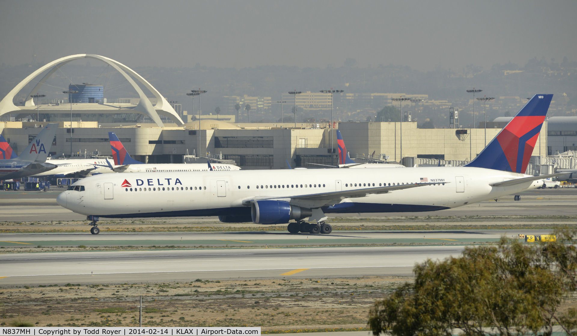 N837MH, 2000 Boeing 767-432/ER C/N 29710, Taxiing to gate at LAX