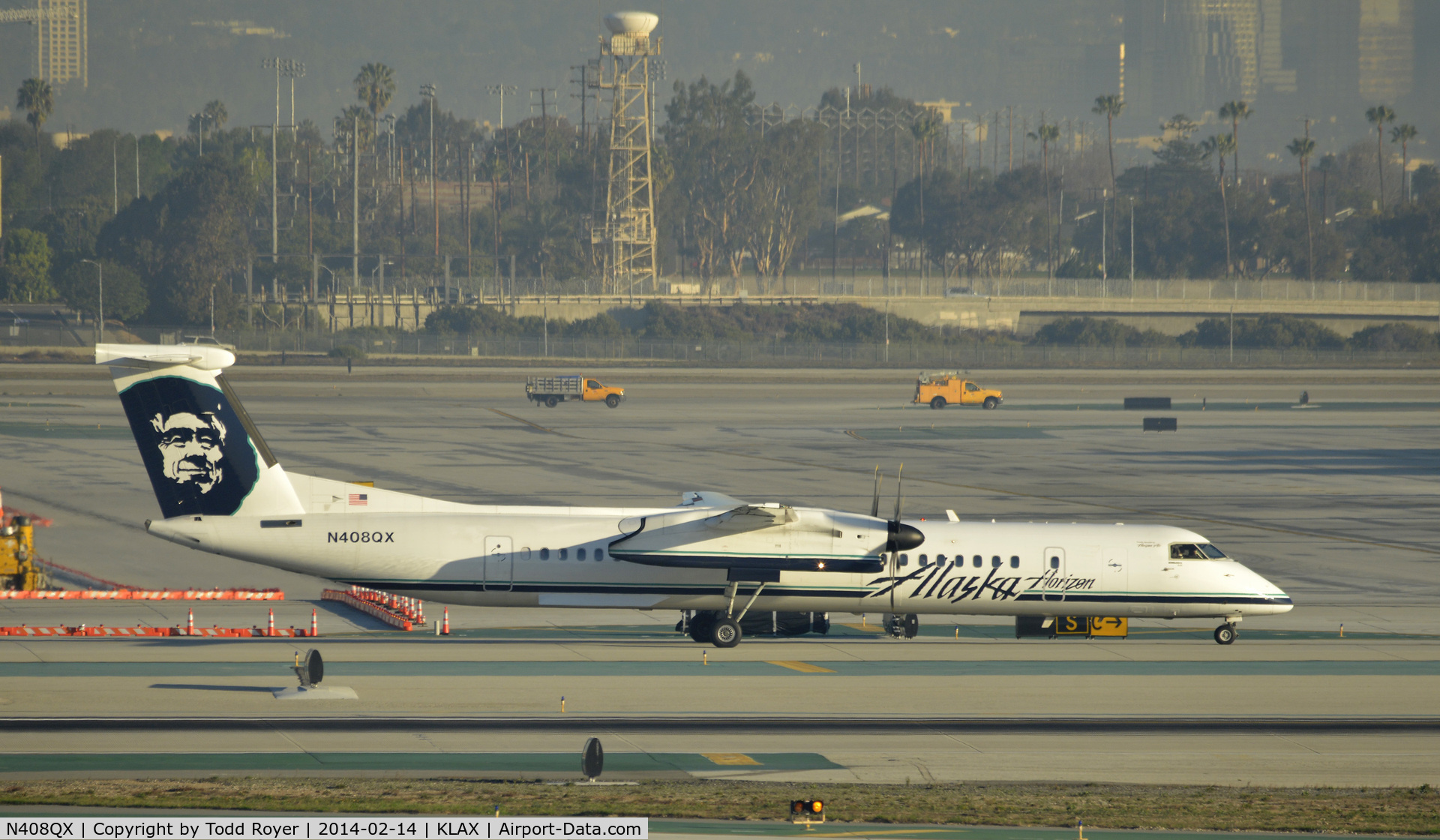 N408QX, 2001 De Havilland Canada DHC-8-402 Dash 8 C/N 4050, Taxiing to gate at LAX