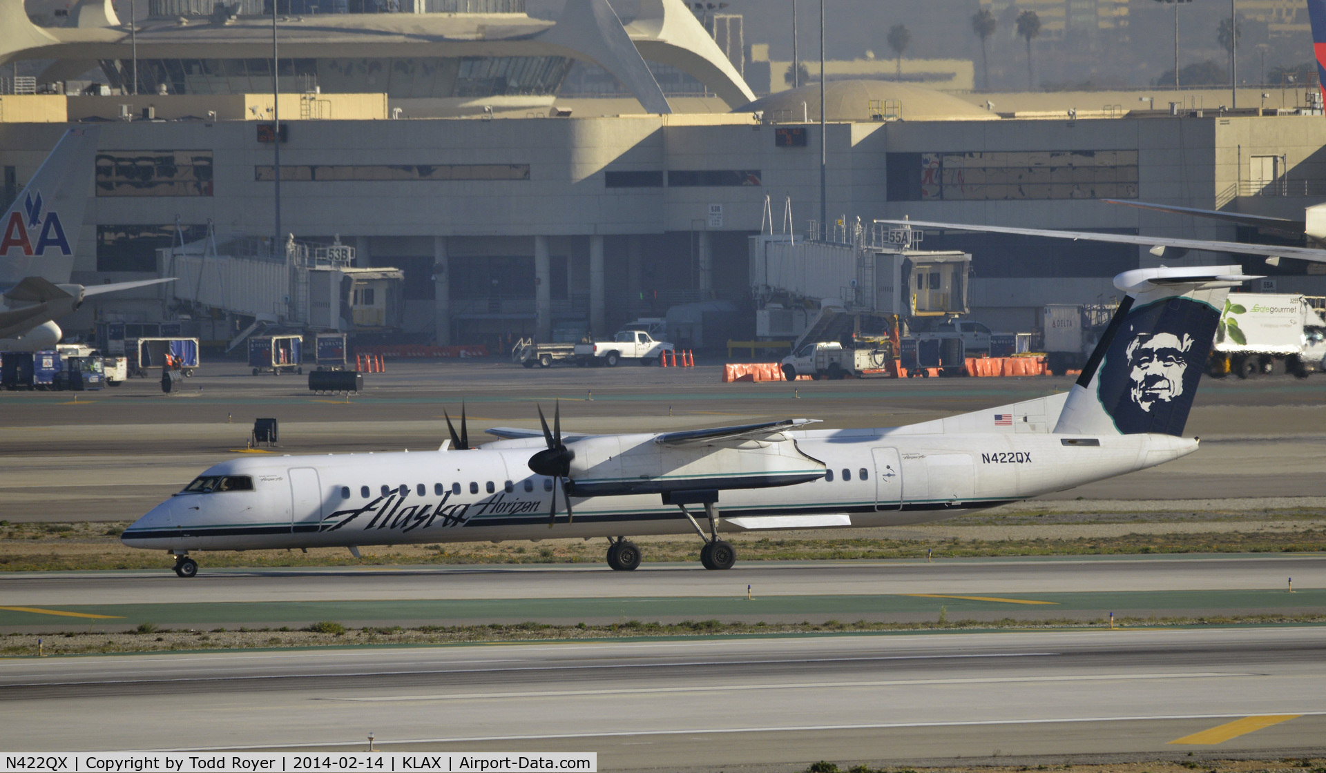 N422QX, 2007 Bombardier DHC-8-402 Dash 8 C/N 4150, Taxiing to gate at LAX