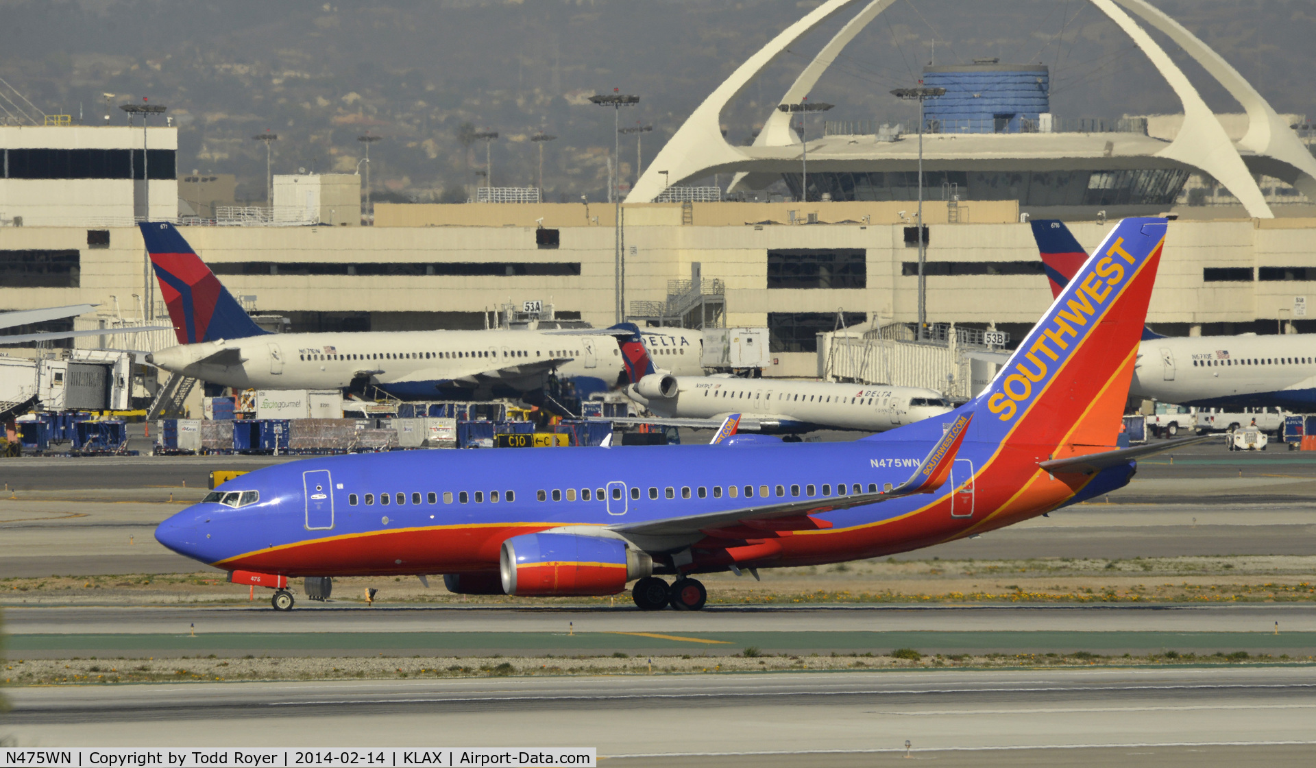 N475WN, 2004 Boeing 737-7H4 C/N 32474, Taxiing to gate at LAX