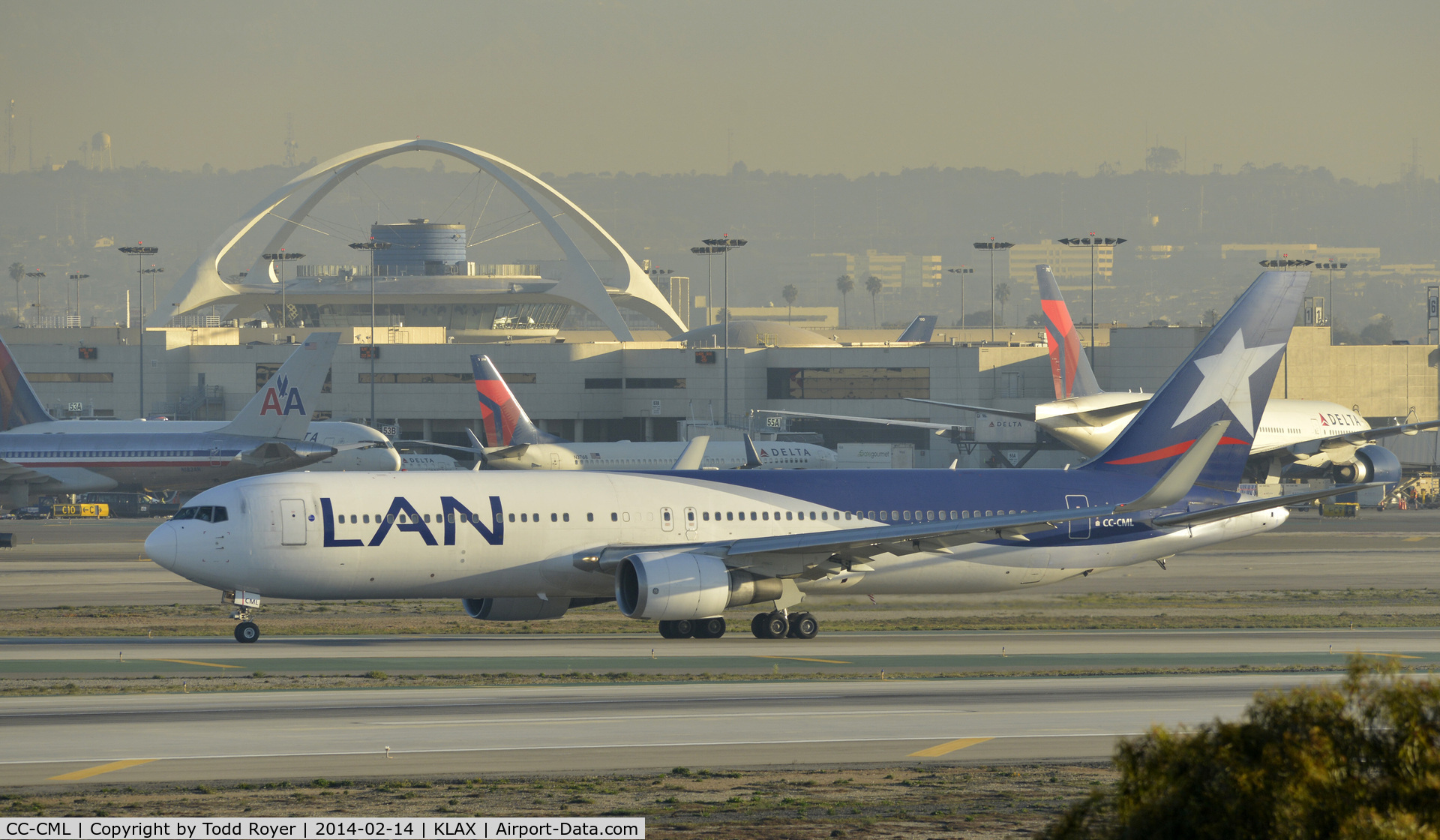CC-CML, 1998 Boeing 767-3Q8/ER C/N 28206, Taxiing to gate at LAX