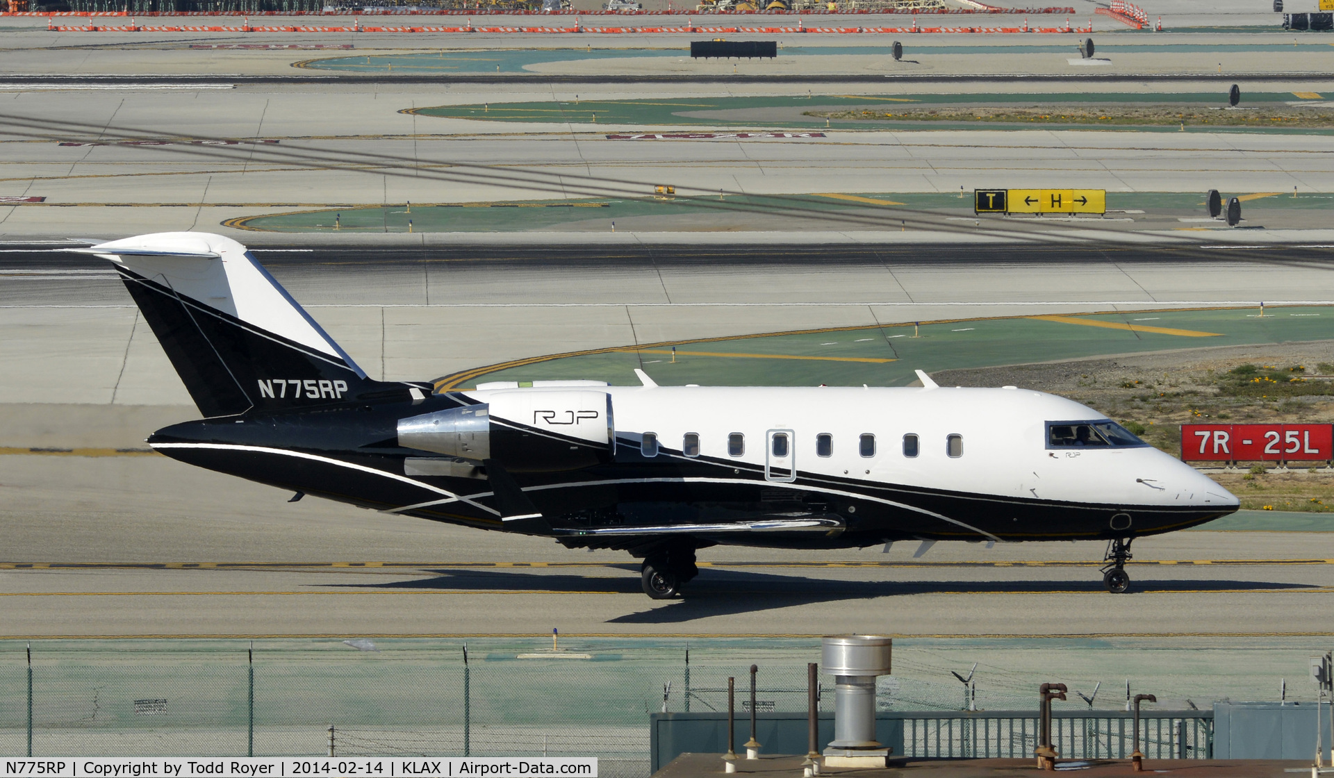 N775RP, 2009 Bombardier Challenger 605 (CL-600-2B16) C/N 5821, Taxiing to parking at LAX