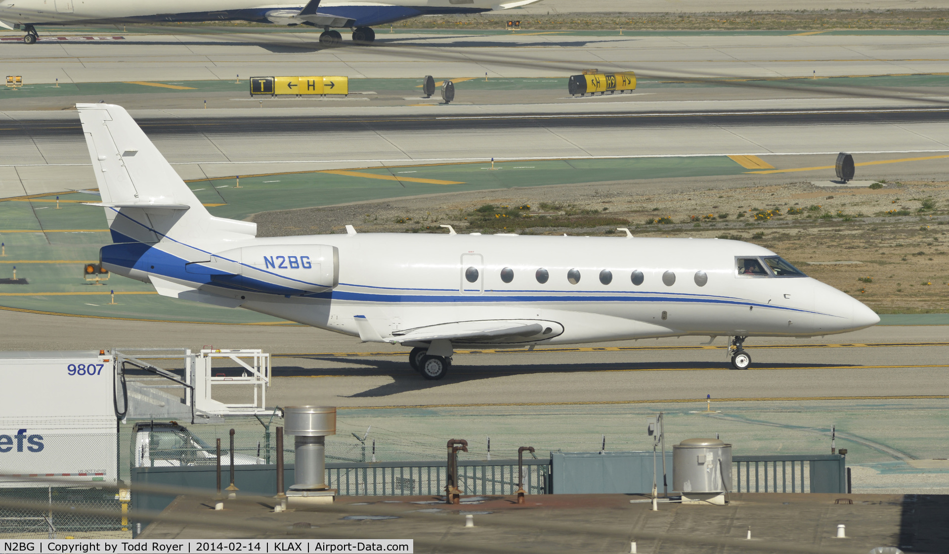 N2BG, 2002 Israel Aircraft Industries Gulfstream 200 C/N 064, Taxiing to parking at LAX