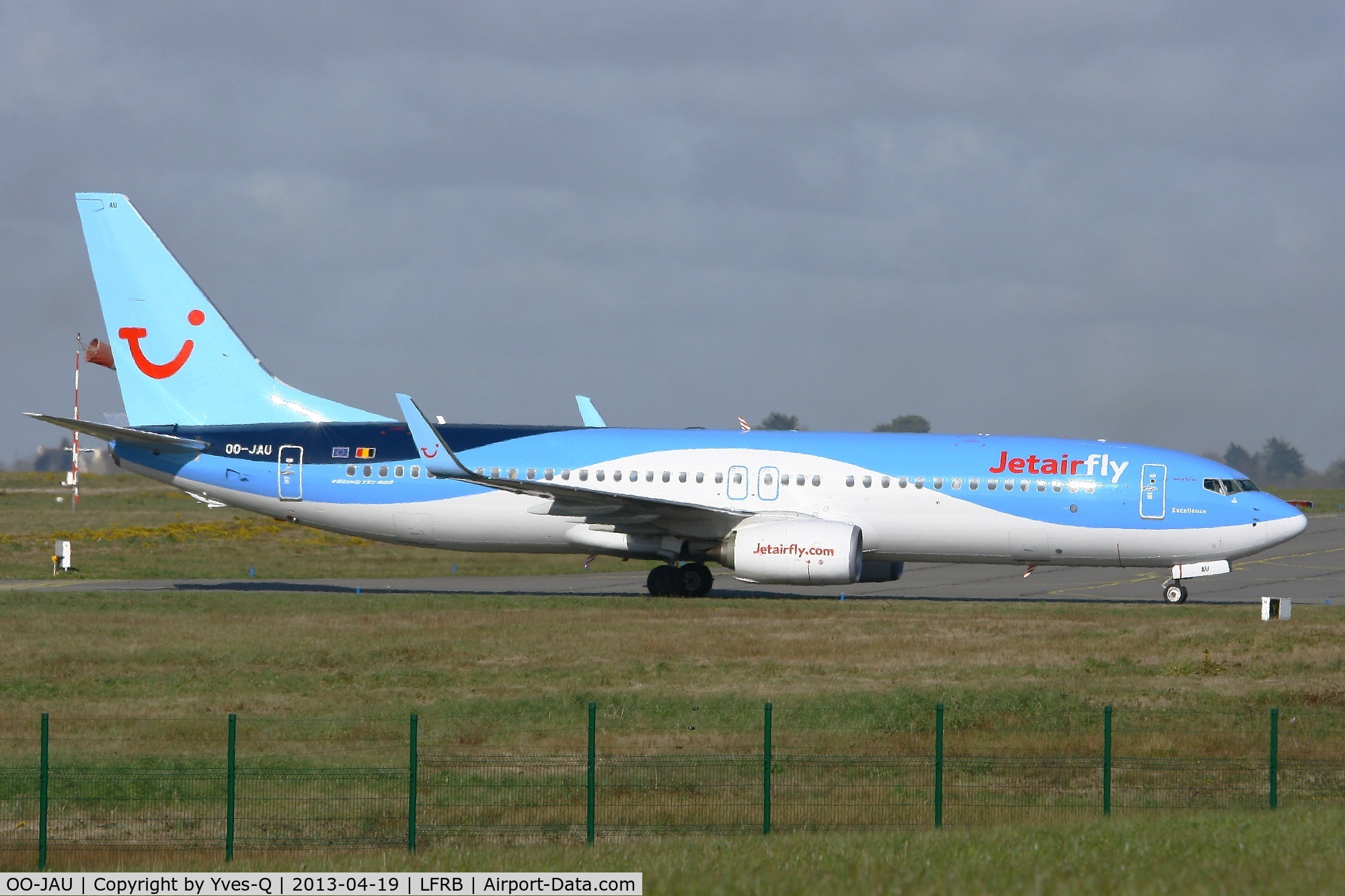OO-JAU, 2013 Boeing 737-8K5 C/N 37250, Boeing 737-8K5, Taxiing to boarding gate, Brest-Guipavas Airport (LFRB-BES)