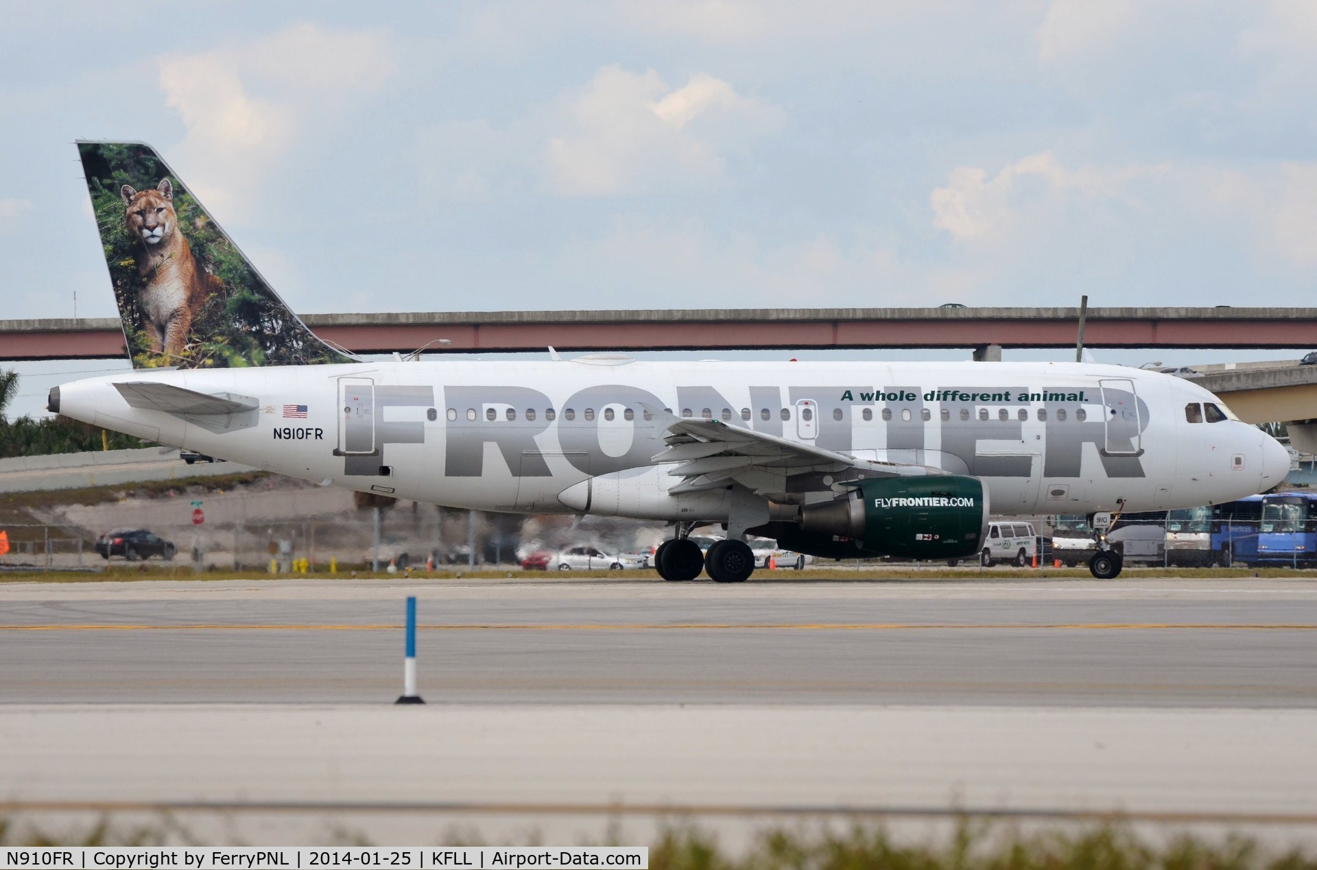 N910FR, 2002 Airbus A319-112 C/N 1781, Frontier A319 lining-up