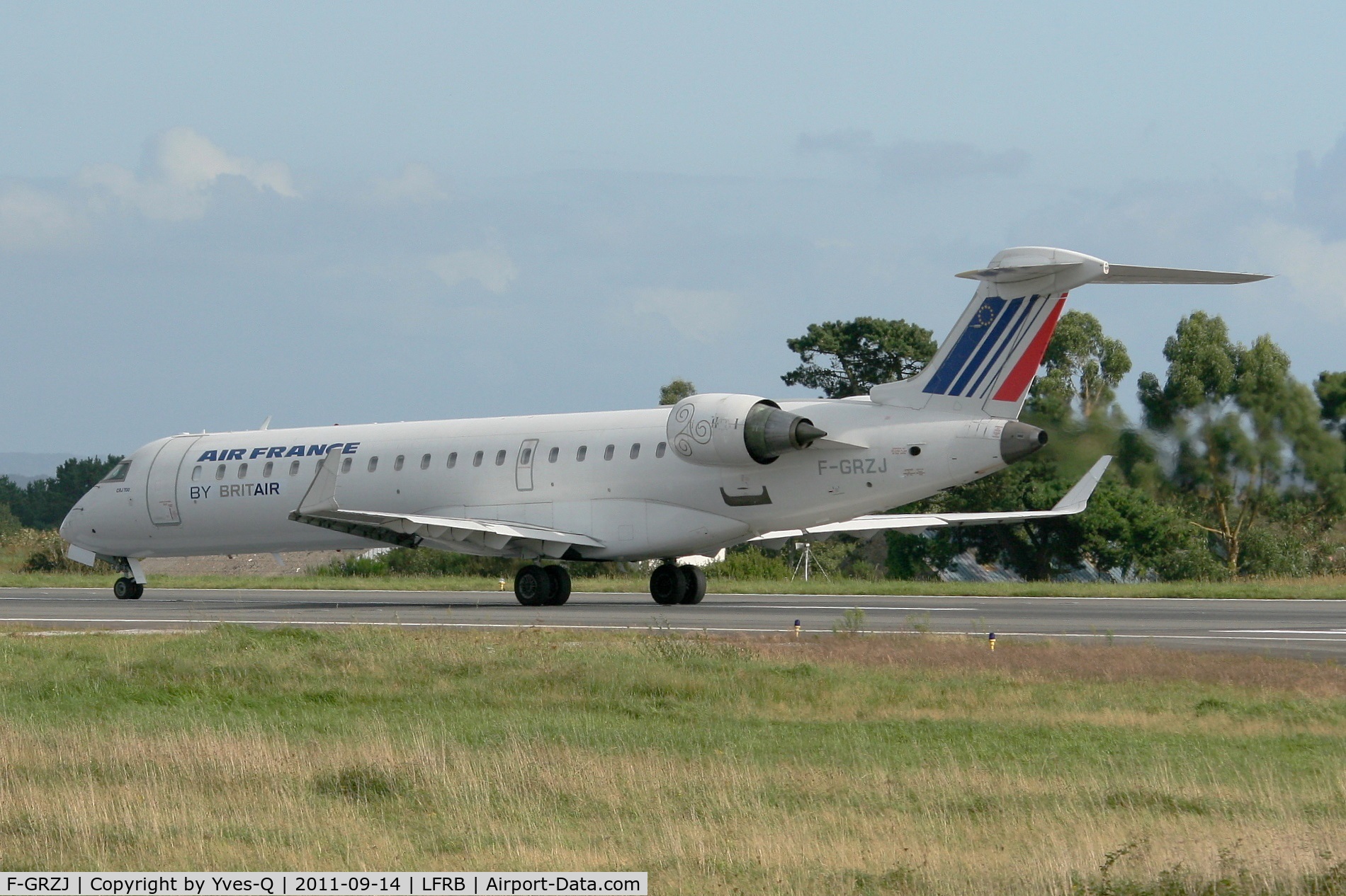 F-GRZJ, Canadair CRJ-702 (CL-600-2C10) Regional Jet C/N 10096, Canadair Regional Jet CRJ-702, Taxiing to holding point rwy 25L, Brest-Guipavas Airport (LFRB-BES)