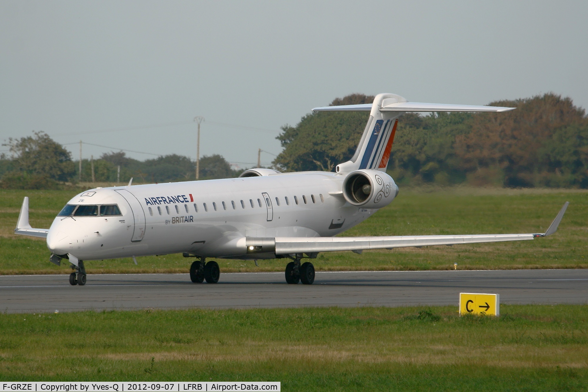 F-GRZE, 2001 Canadair CRJ-702 (CL-600-2C10) Regional Jet C/N 10032, Canadair Regional Jet CRJ-702, Taxiing to holding point rwy 07R, Brest-Guipavas Airport (LFRB-BES)