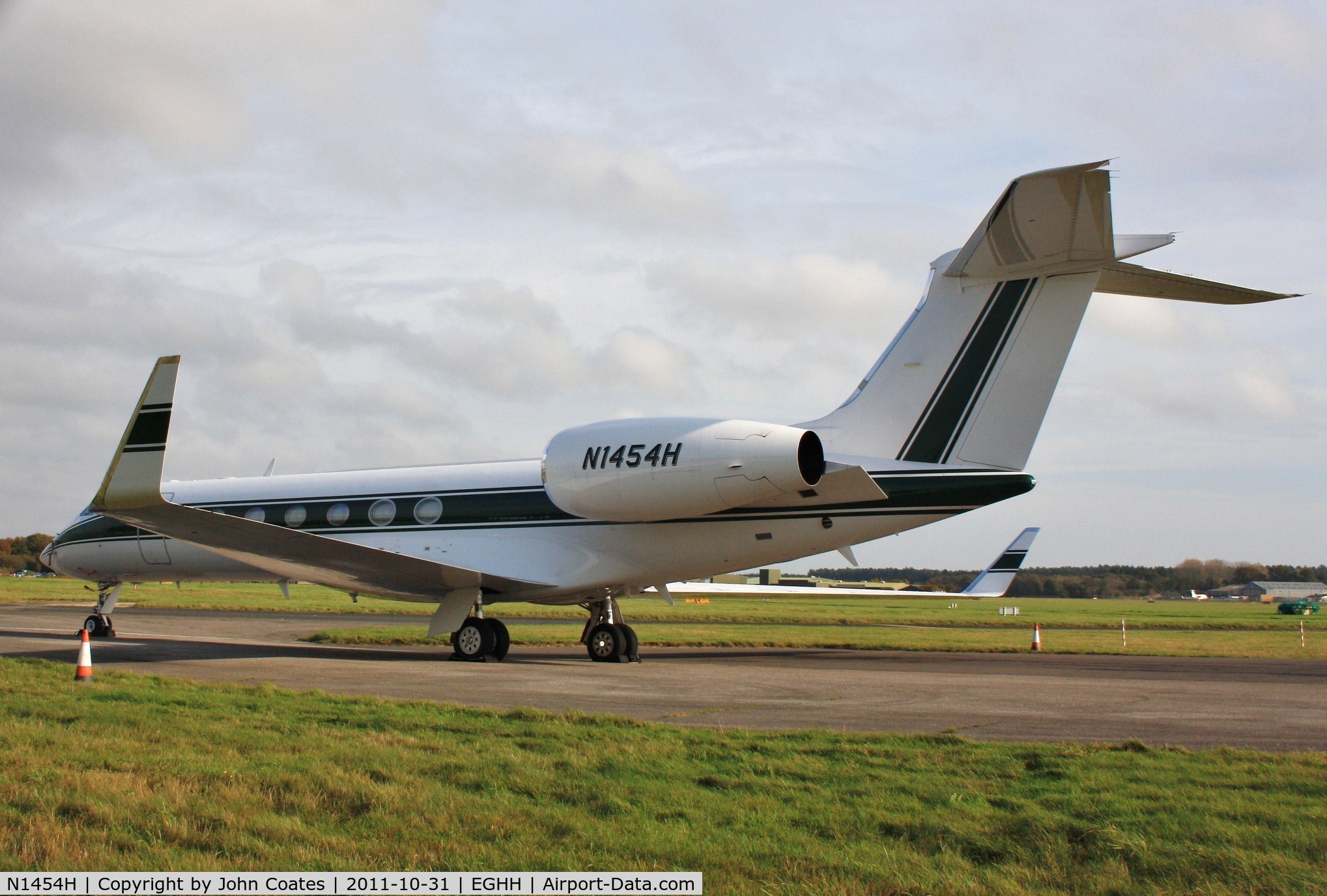 N1454H, 2000 Gulfstream Aerospace G-V C/N 619, At Signatures
