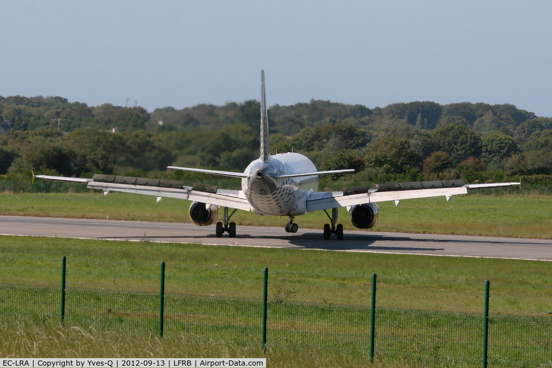 EC-LRA, 2005 Airbus A320-232 C/N 2479, Airbus A320-232, Holding point Rwy 07R, Brest-Guipavas Airport (LFRB-BES)