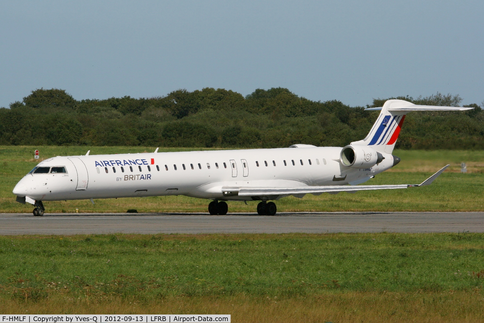F-HMLF, 2010 Bombardier CRJ-1000EL NG (CL-600-2E25) C/N 19010, Canadair Regional Jet CRJ-1000, Taxiing to holding point Rwy 07R, Brest-Guipavas Airport (LFRB-BES)