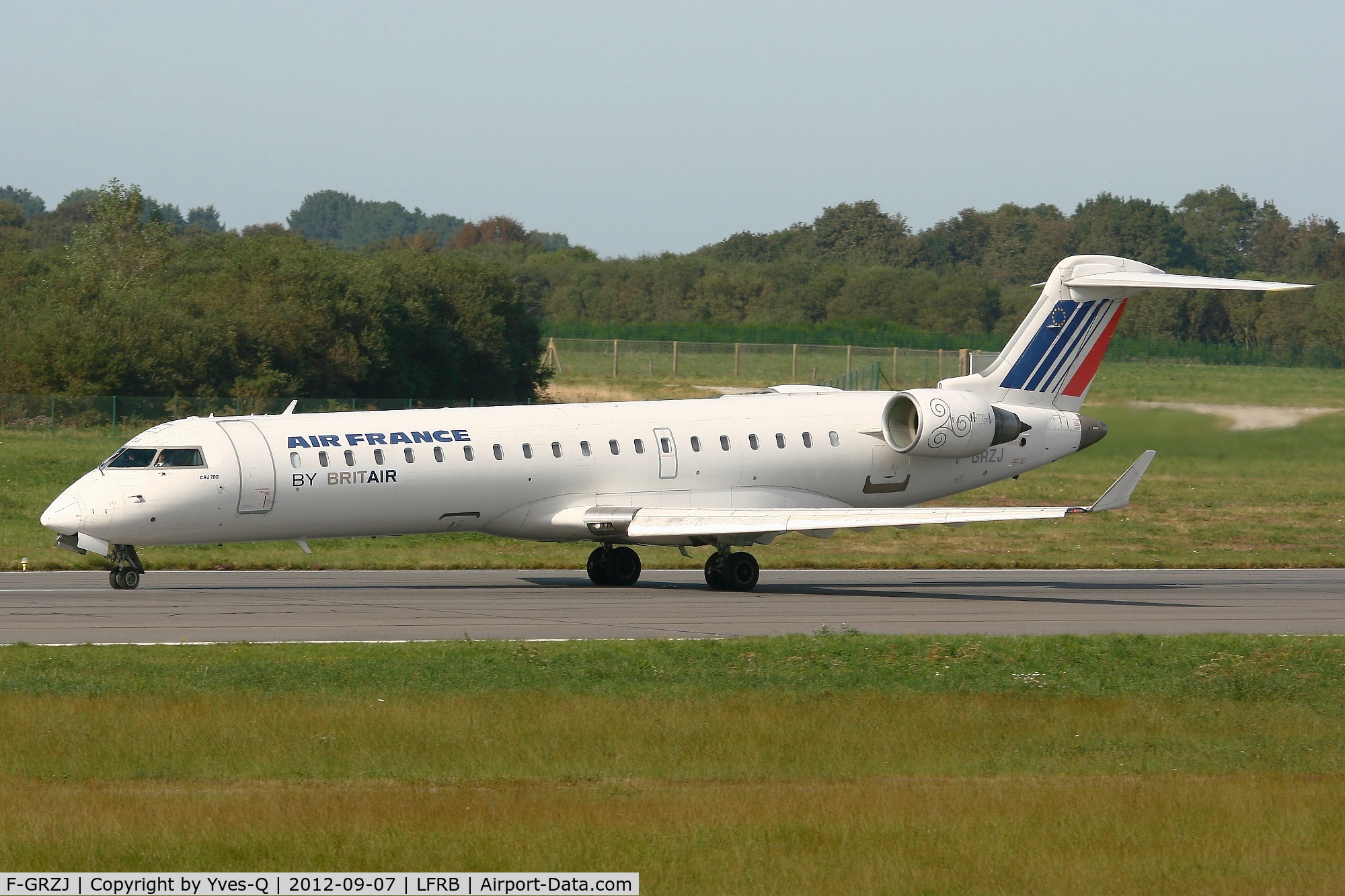 F-GRZJ, Canadair CRJ-702 (CL-600-2C10) Regional Jet C/N 10096, Canadair Regional Jet CRJ-702, Taxiing to holding point Rwy 07R, Brest-Guipavas Airport (LFRB-BES)