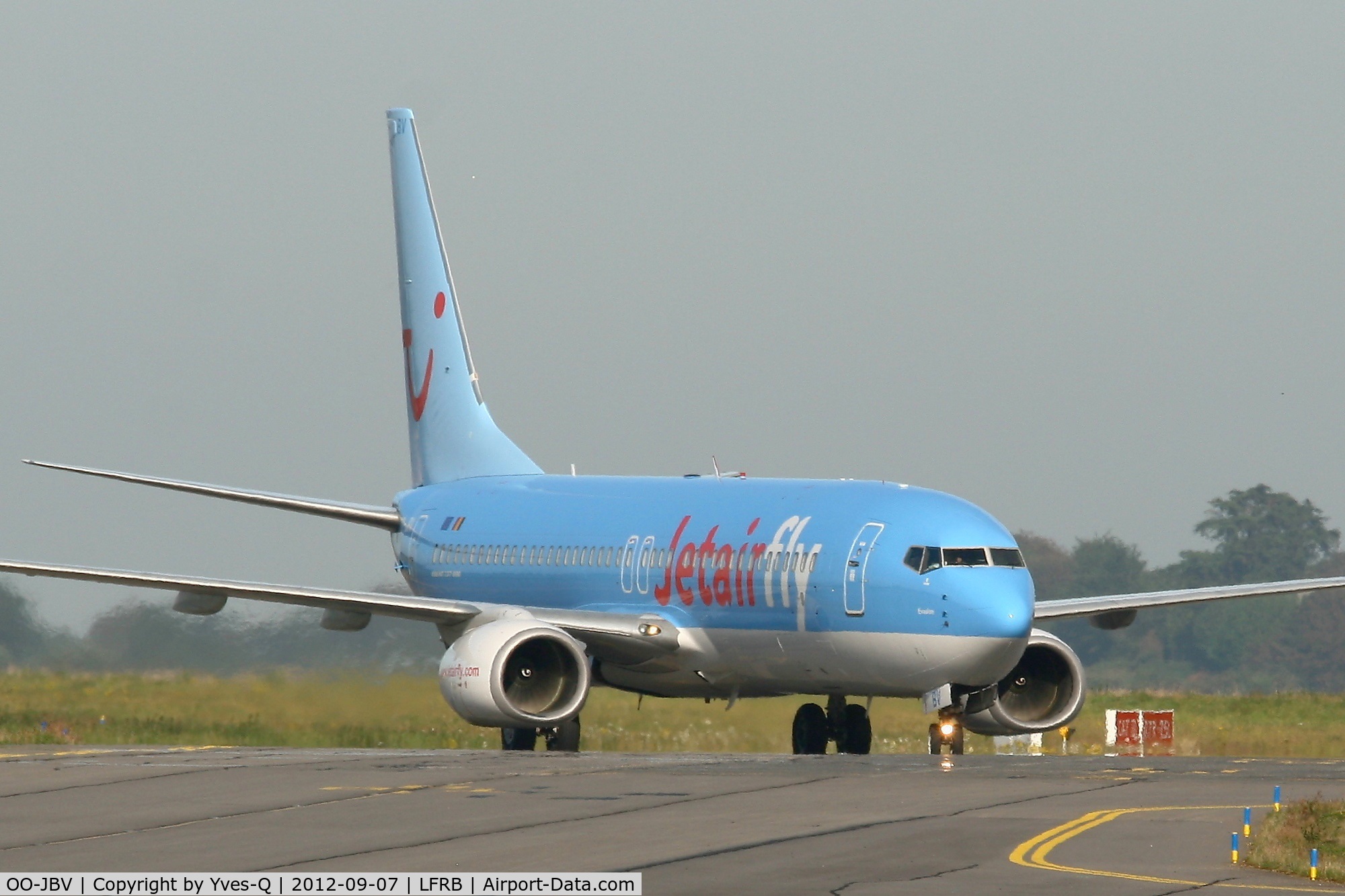 OO-JBV, 1999 Boeing 737-8K5 C/N 27990, Boeing 737-8K5, Taxiing to boarding area, Brest-Guipavas Airport (LFRB-BES)