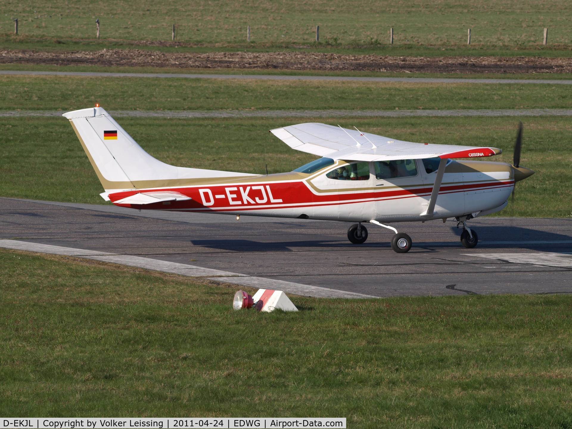 D-EKJL, 1994 Cessna R182 Skylane RG C/N R182-00529, lining up