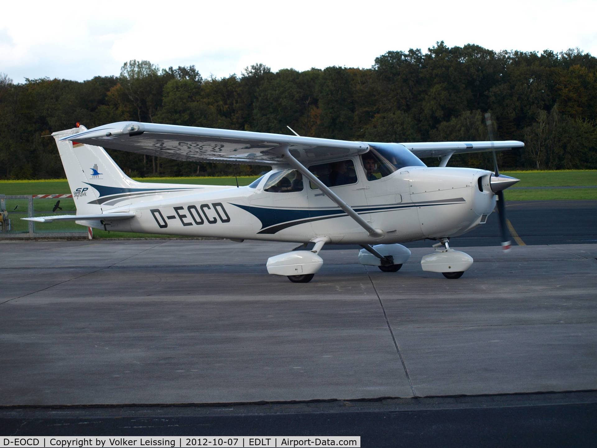D-EOCD, 2004 Cessna 172S Skyhawk SP C/N 172S9675, taxing