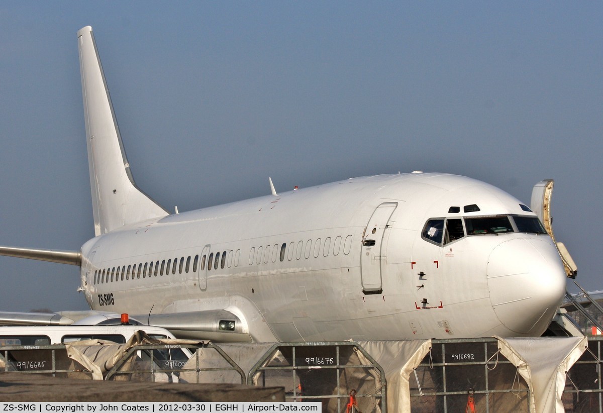 ZS-SMG, 1986 Boeing 737-3Y0/SF C/N 23499, Lasham diversion on busy apron