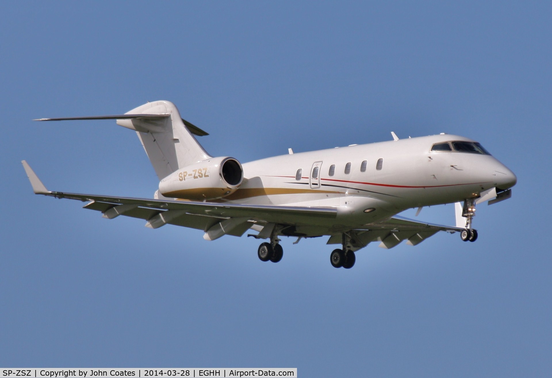 SP-ZSZ, 2005 Bombardier Challenger 300 (BD-100-1A10) C/N 20044, Approach to 08