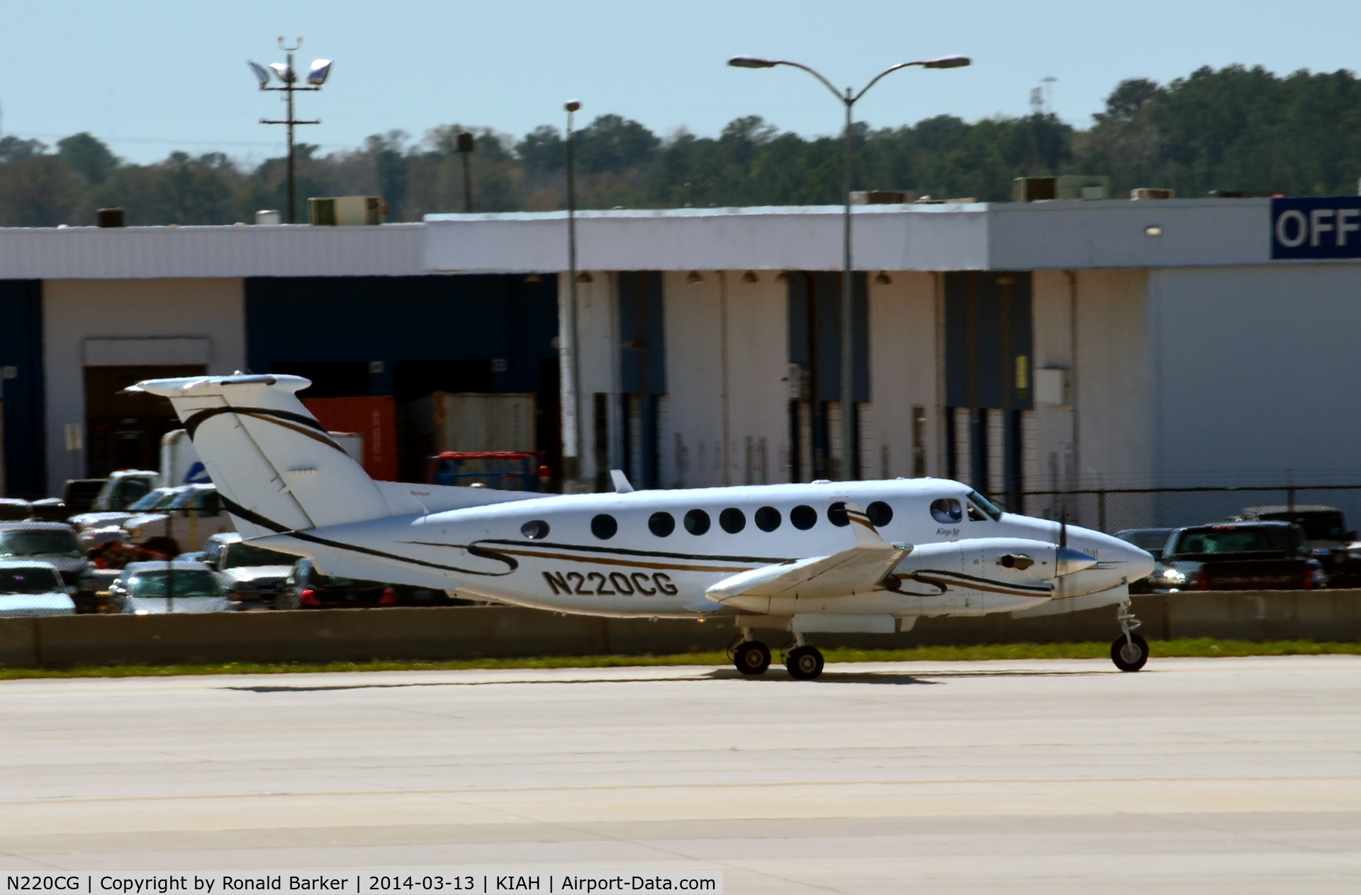 N220CG, Raytheon Aircraft Company B300 C/N FL-397, Taxi Houston