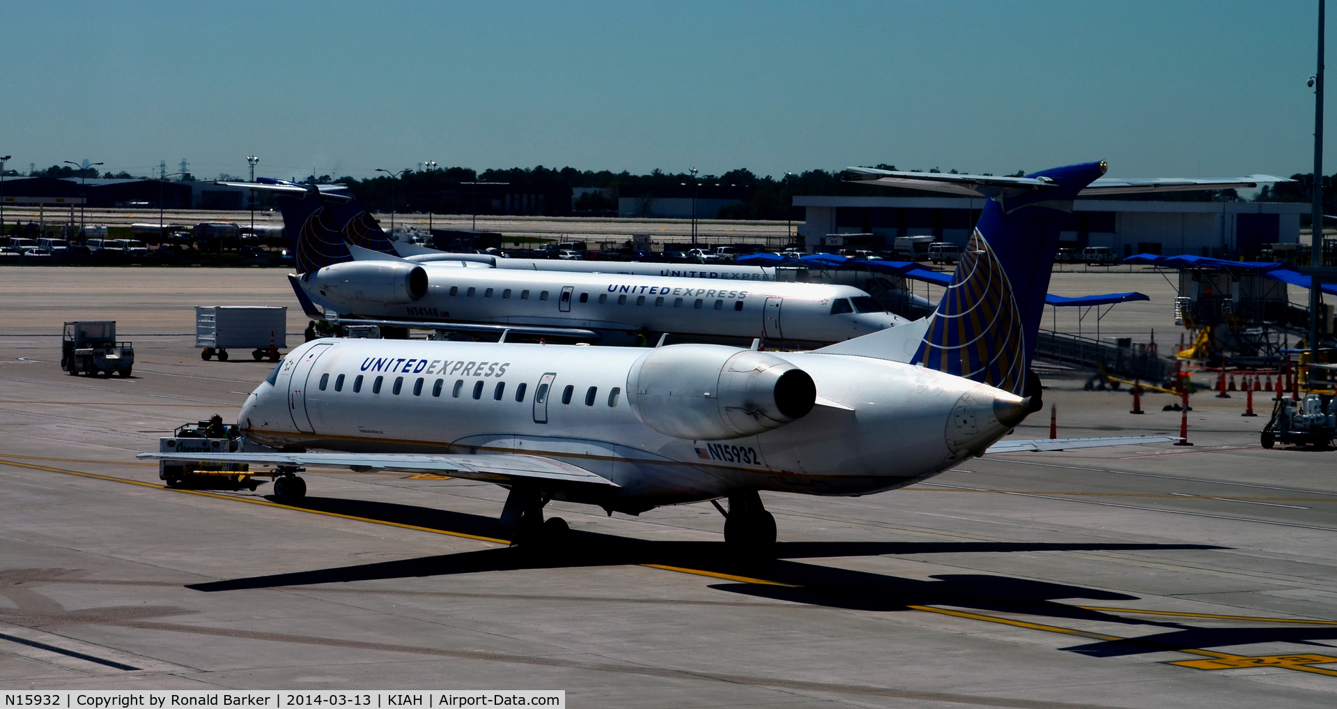 N15932, 1997 Embraer EMB-145EP (ERJ-145EP) C/N 145015, Pushback Houston
