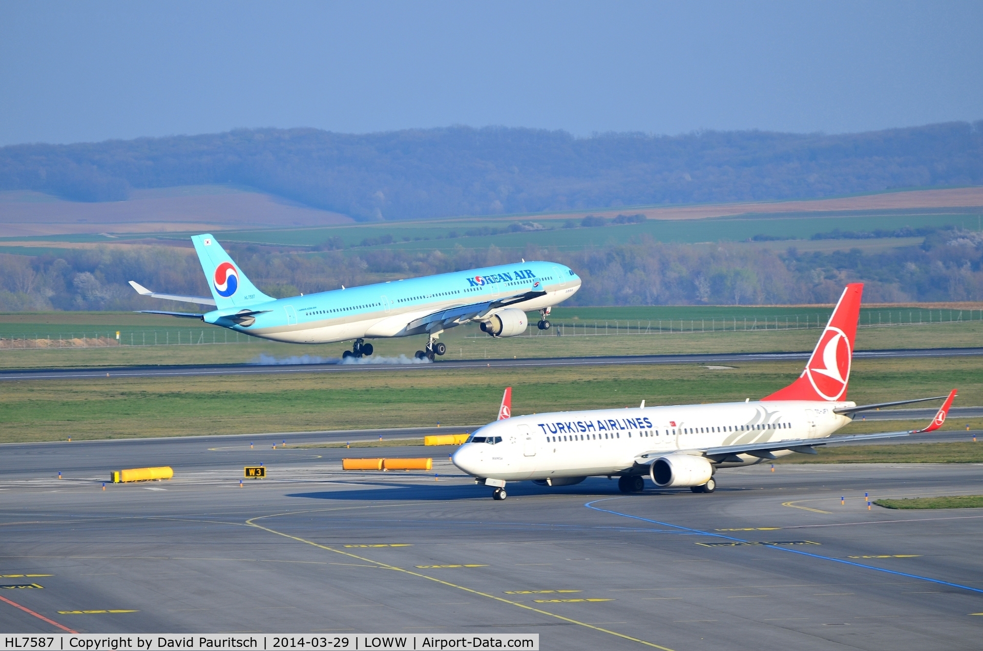 HL7587, Airbus A330-323 C/N 368, Arriving on RWY16