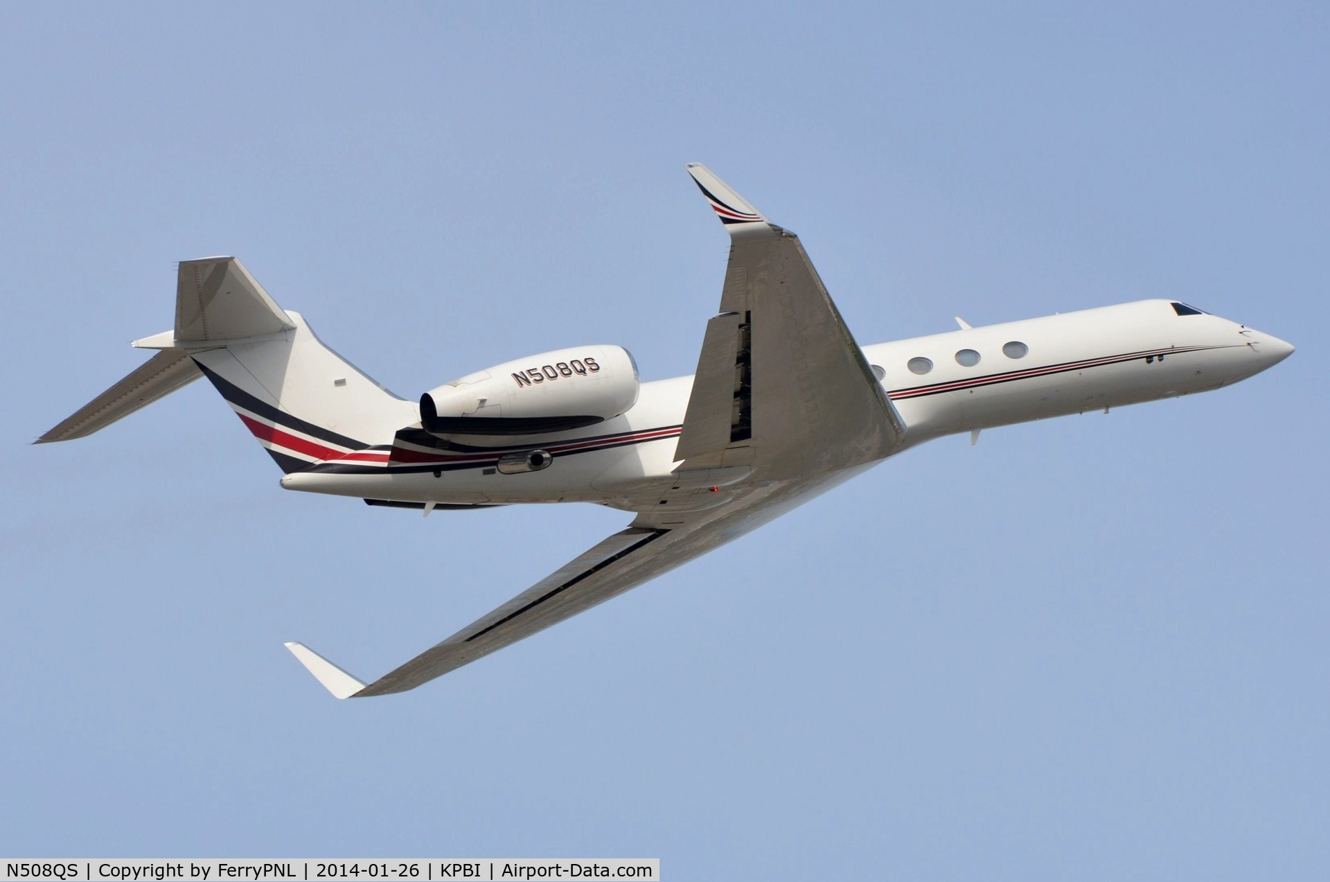 N508QS, 2001 Gulfstream Aerospace G-V C/N 631, Netjets G5 taking-off.