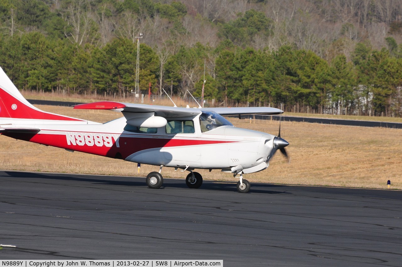N9889Y, 1981 Cessna 210N Centurion C/N 21064629, Prepareing for departure...