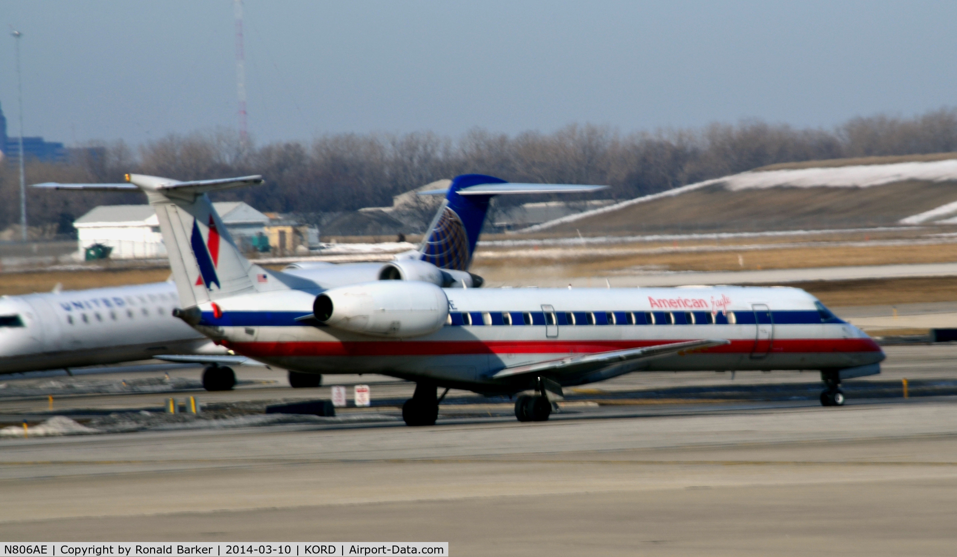 N806AE, 2001 Embraer ERJ-140LR (EMB-135KL) C/N 145503, Taxi Chicago
