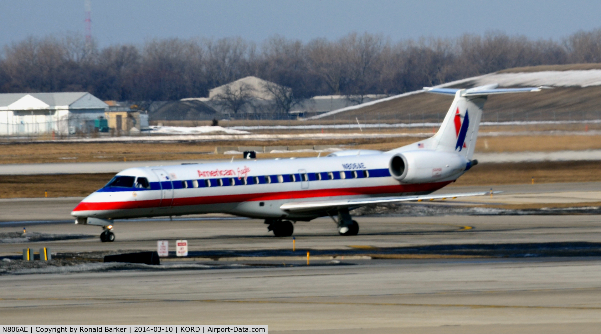 N806AE, 2001 Embraer ERJ-140LR (EMB-135KL) C/N 145503, Taxi Chicago