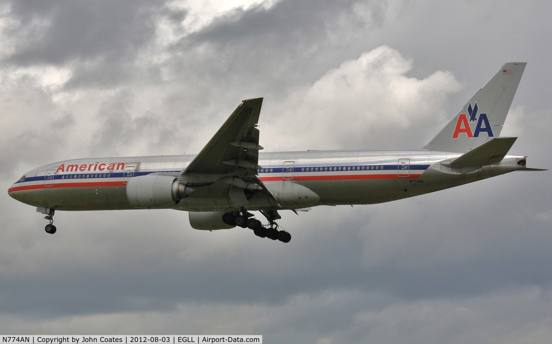 N774AN, 1999 Boeing 777-223 C/N 29581, Finals to 27R