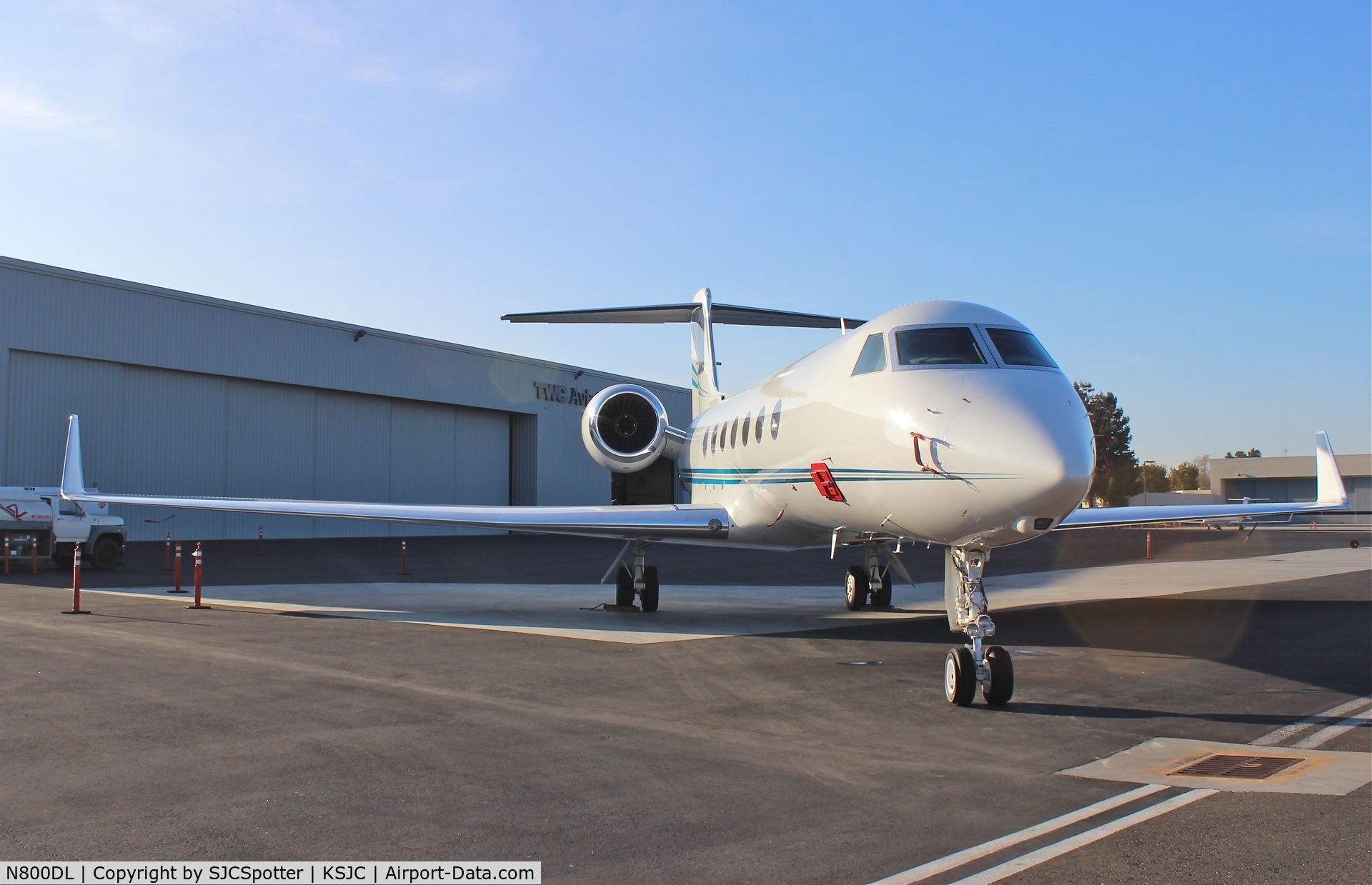 N800DL, 2009 Gulfstream Aerospace GV-SP (G550) C/N 5244, Landing at PAO.