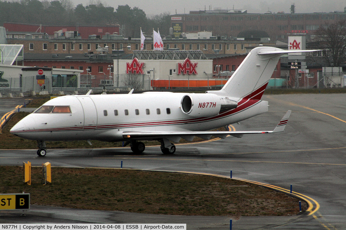 N877H, 2000 Bombardier Challenger 604 (CL-600-2B16) C/N 5445, Taxiing in after landing runway 30.