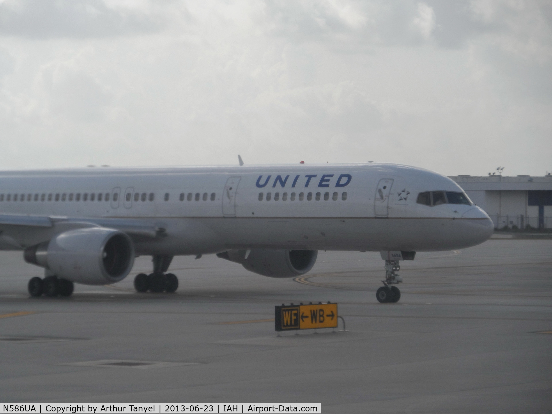 N586UA, 1993 Boeing 757-222F C/N 26710, Taxing to gate @ IAH