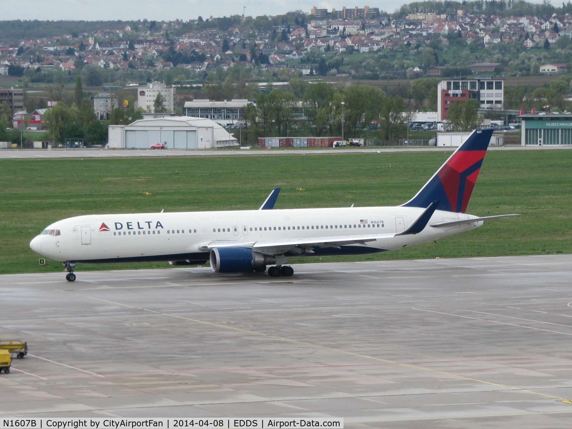 N1607B, 2000 Boeing 767-332 C/N 30388, Delta 767 at Stuttgart