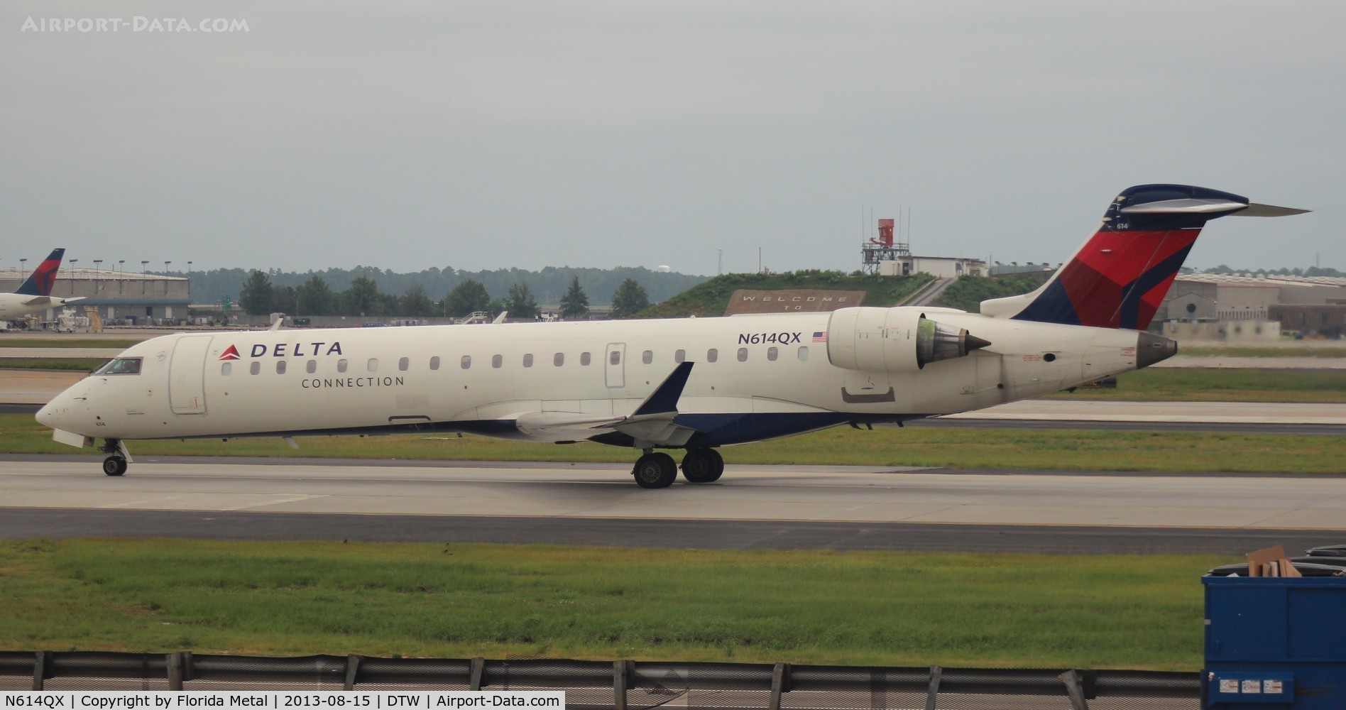 N614QX, 2002 Bombardier CRJ-701 (CL-600-2C10) Regional Jet C/N 10049, Delta Connection CRJ-700