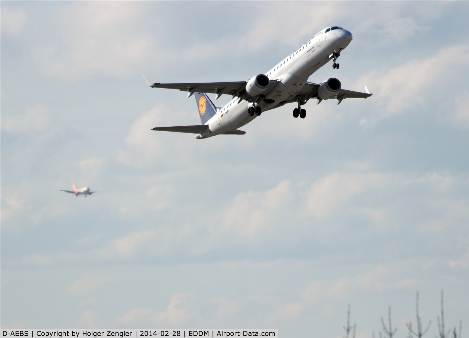 D-AEBS, 2012 Embraer 195LR (ERJ-190-200LR) C/N 19000565, Inbound traffic for rwy 08L is following outbound traffic on rwy 08R....