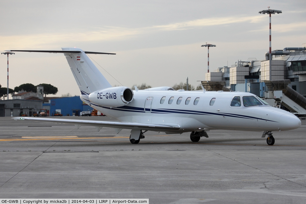 OE-GWB, 2011 Cessna 525C CitationJet CJ4 C/N 525C-0043, Taxiing