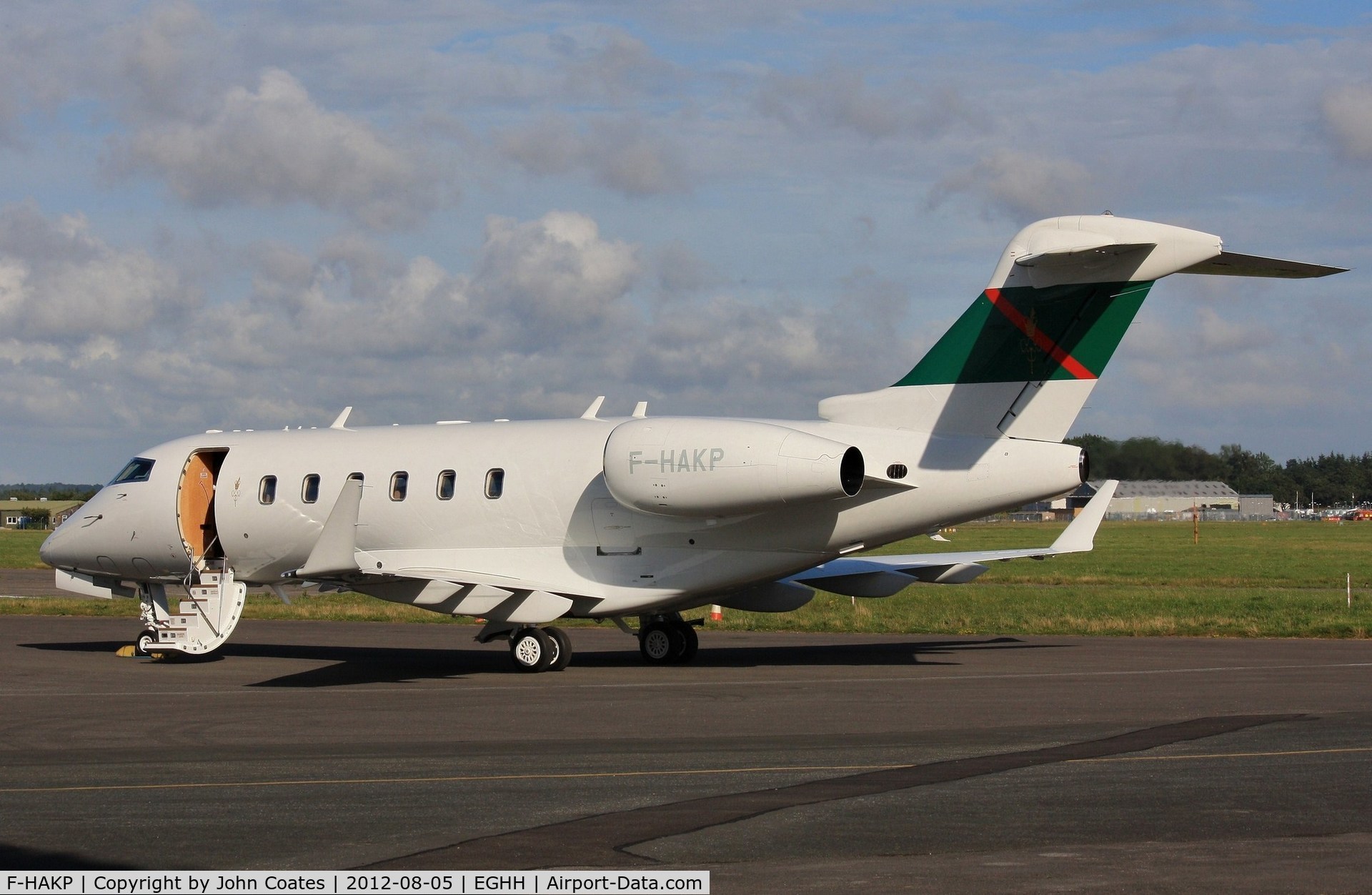 F-HAKP, 2010 Bombardier Challenger 300 (BD-100-1A10) C/N 20288, At Sigs