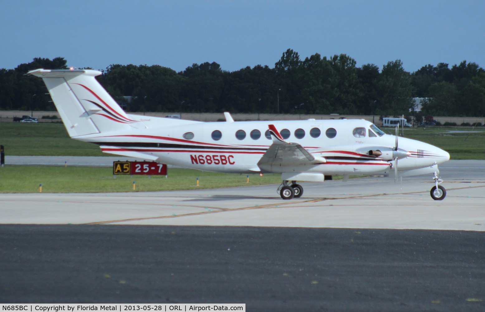 N685BC, Raytheon Aircraft Company B300 C/N FL-355, Beech 350