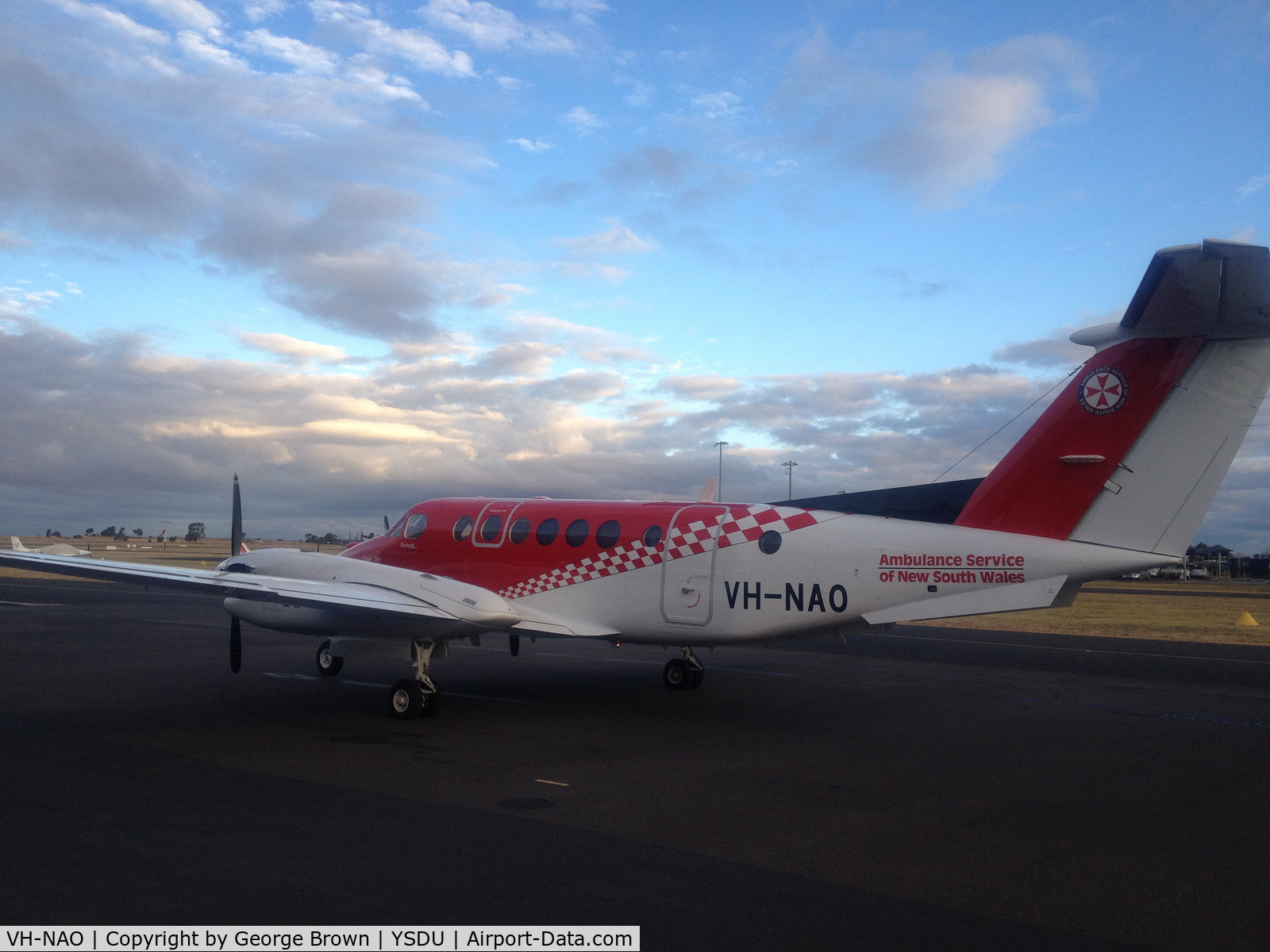 VH-NAO, Hawker Beechcraft B350C King Air (B300C) C/N FM-49, NAO in YSDU at sunset