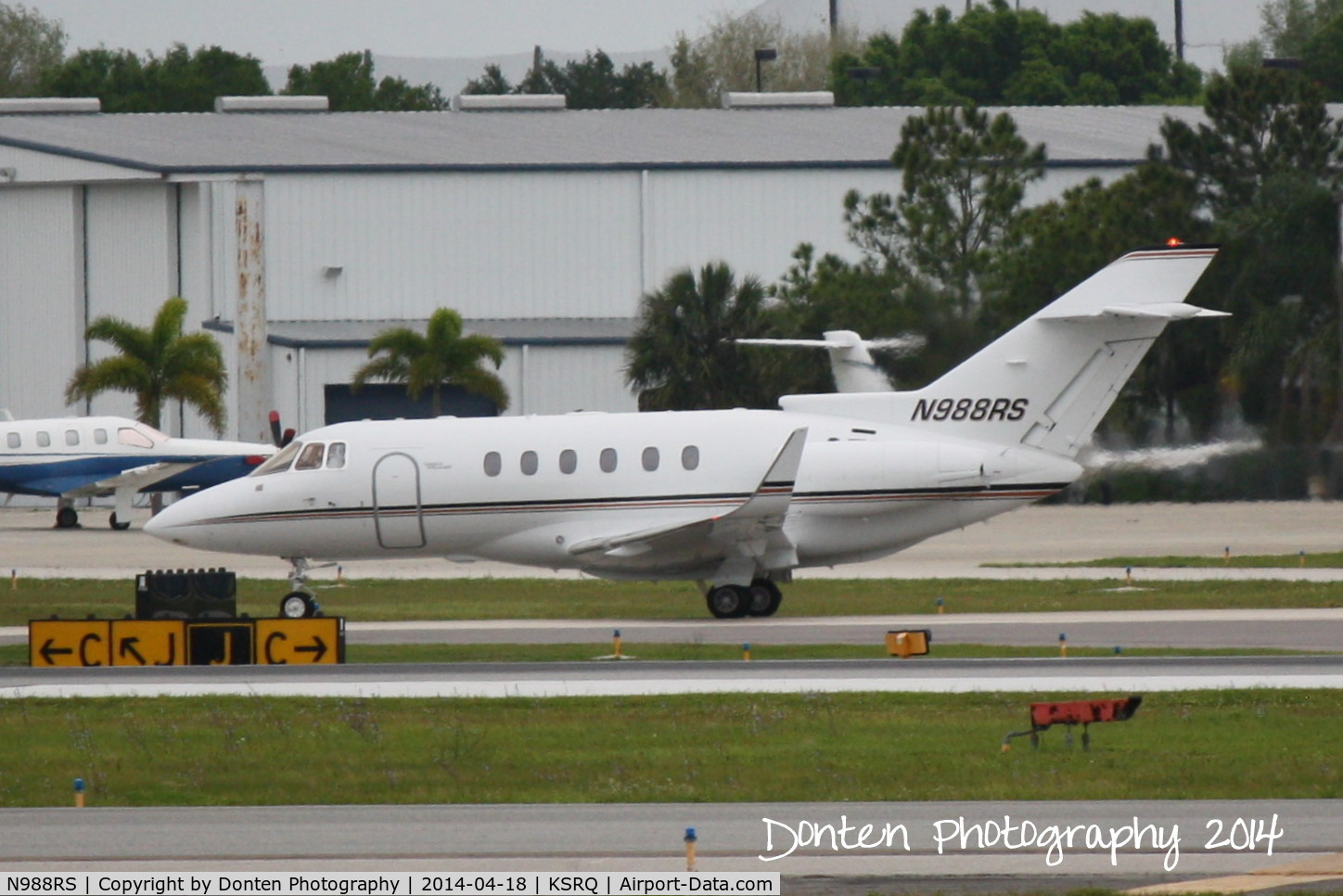 N988RS, 2002 Raytheon Hawker 800XP C/N 258598, Flightworks Flight 988 (N988RS) taxis at Sarasota-Bradenton International Airport