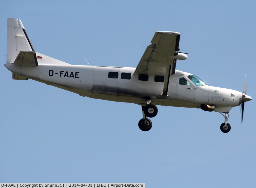 D-FAAE, 2005 Cessna Texas Turbine Supervan 900 C/N 208B1139, Landing rwy 14R with additional small 'IGN' patch near engine