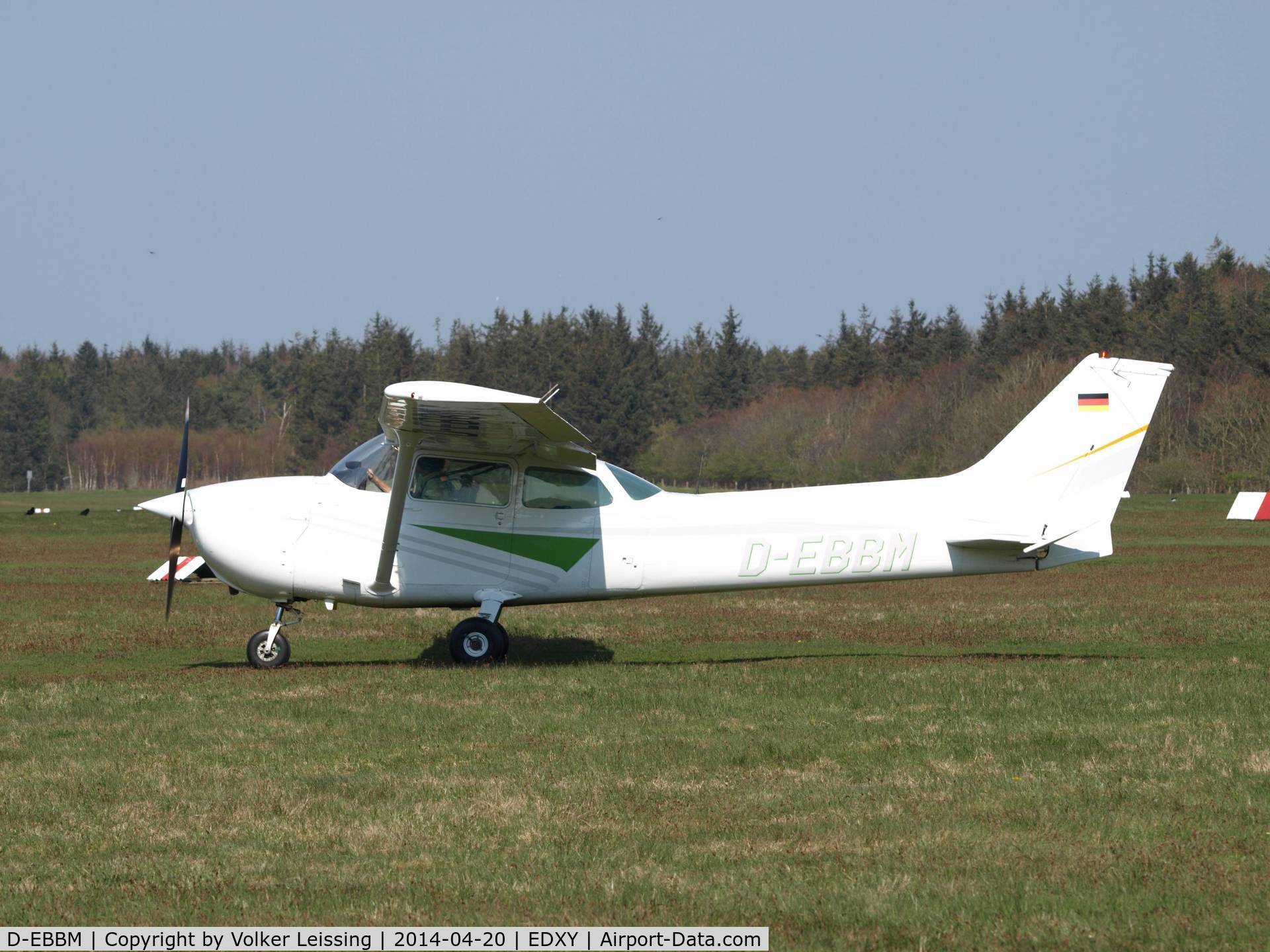D-EBBM, 1991 Cessna 172M C/N 1728151, taxi to the rwy