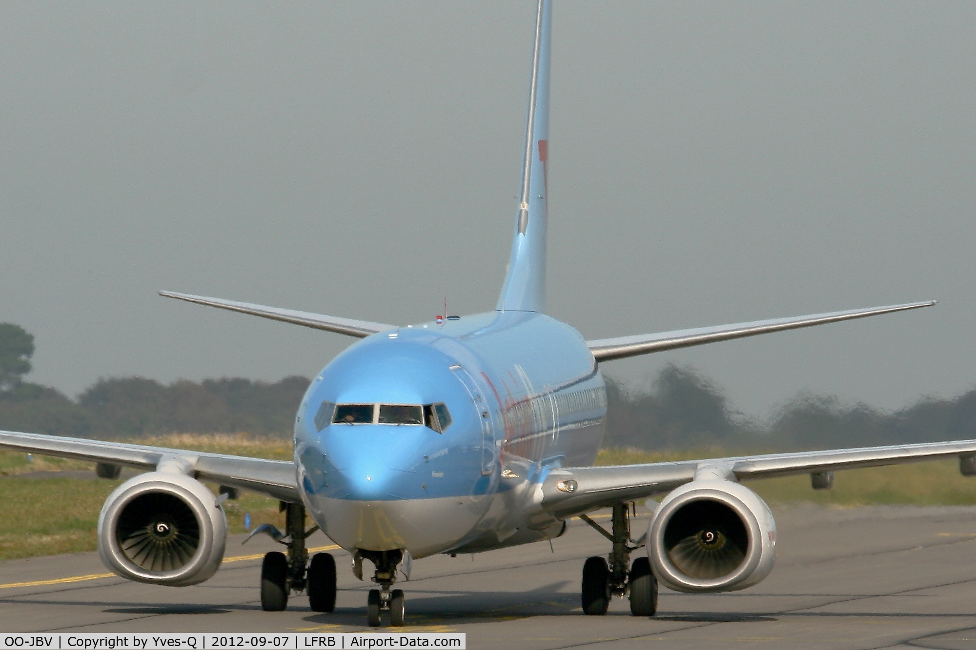 OO-JBV, 1999 Boeing 737-8K5 C/N 27990, Boeing 737-8K5, Taxiing to boarding area, Brest-Guipavas Airport (LFRB-BES)
