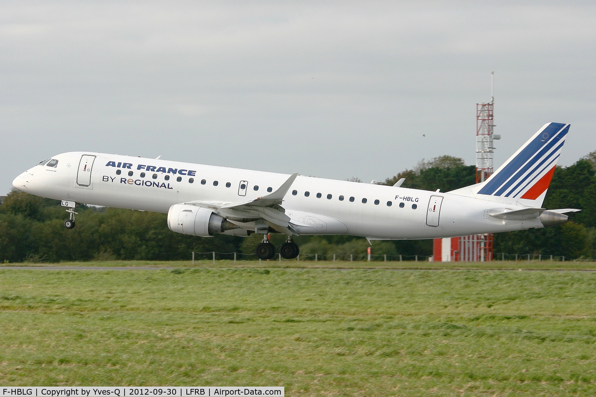 F-HBLG, 2009 Embraer 190LR (ERJ-190-100LR) C/N 19000254, Embraer ERJ-190-100LR, Landing Rwy 25L, Brest-Guipavas Airport (LFRB-BES)